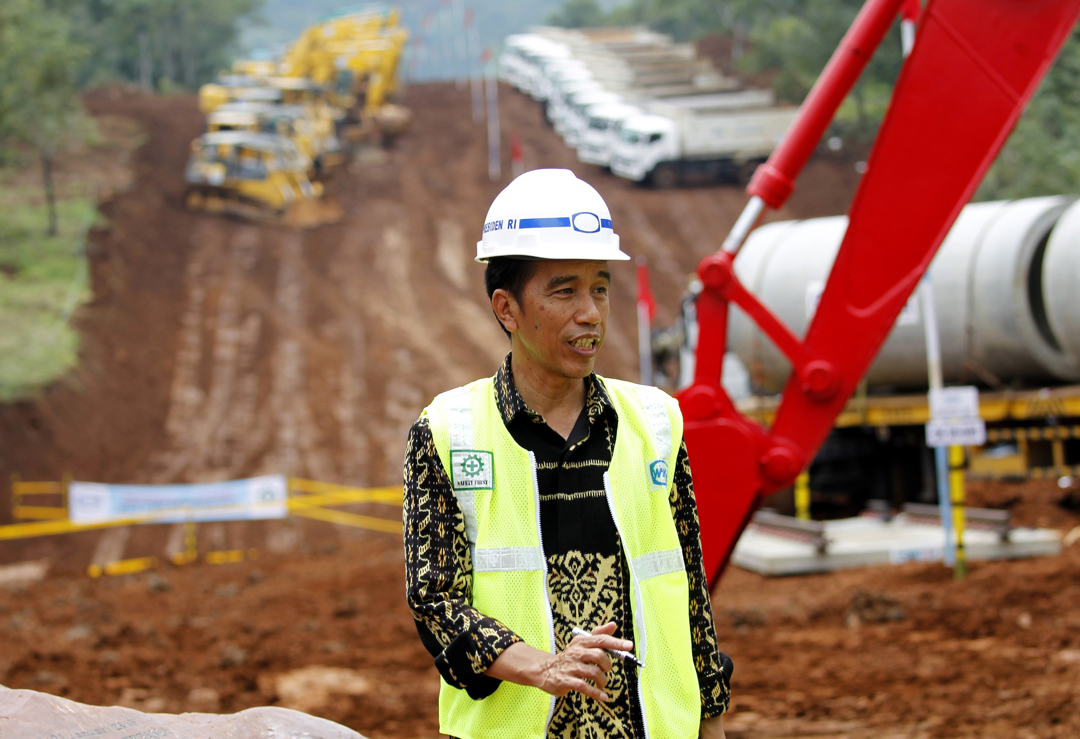 president Joko Widodo woont een symbolische ceremonie bij voor de aanleg van de hogesnelheidslijn Jakarta-Bandung in Walini, provincie West-Java, Indonesië op 21 januari 2016. REUTERS/Garry Lotulung