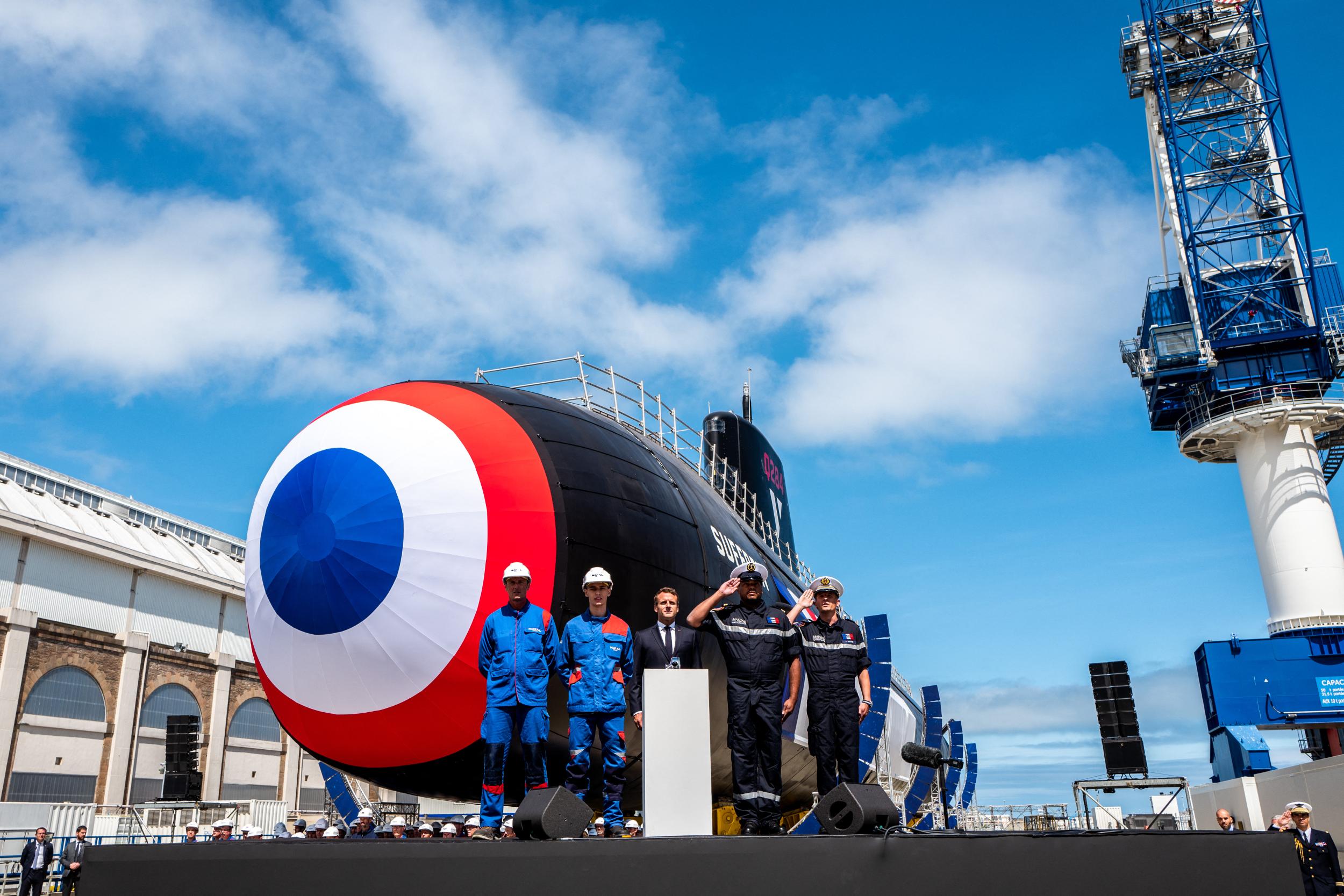 De Franse president Emmanuel Macron woont de officiële lanceringsceremonie bij van de nieuwe Franse nucleaire onderzeeër 'Suffren' in Cherbourg, Frankrijk, op 12 juli 2019. © Romain Gaillard/Pool/ABACA via Reuters.