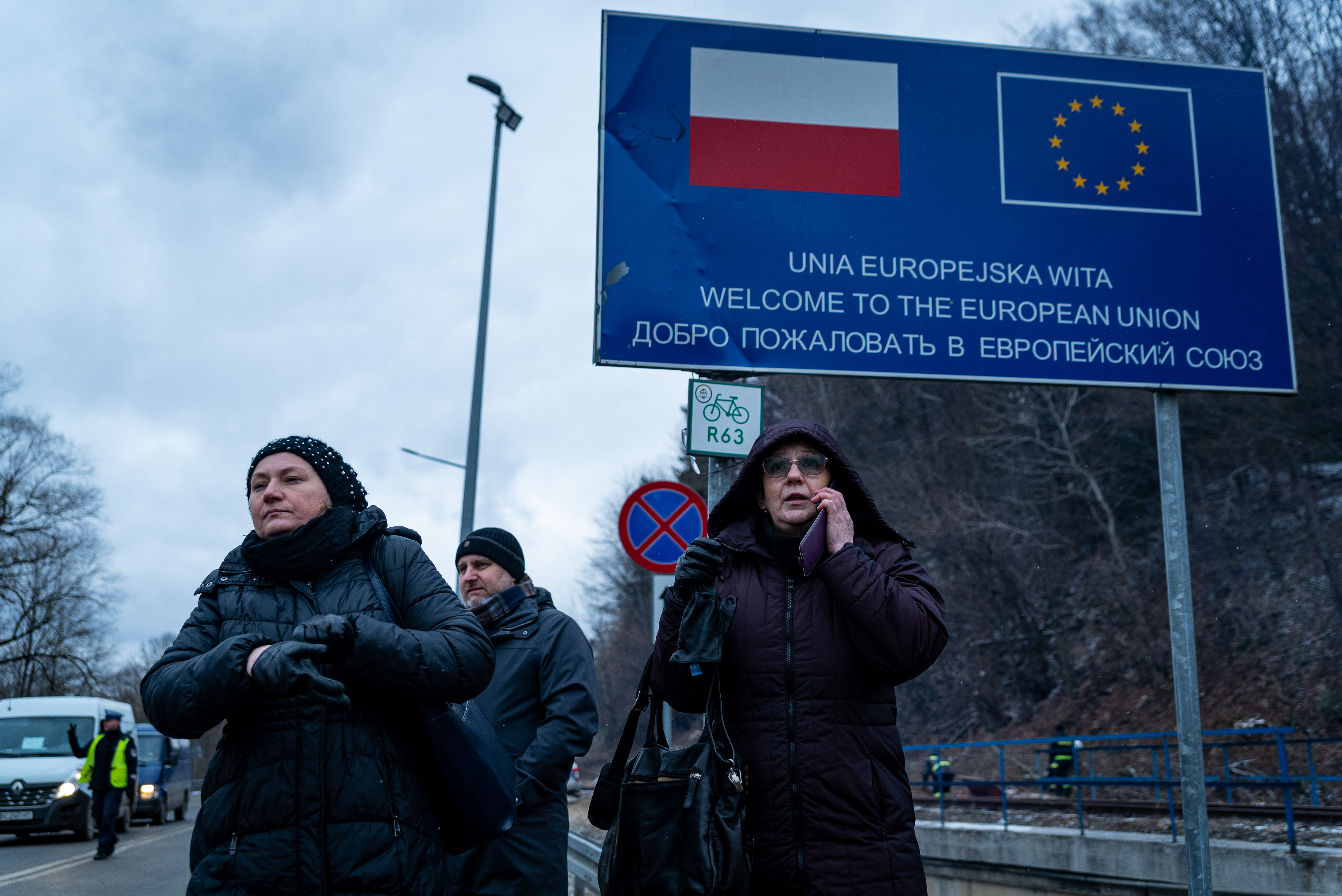 Een groep wacht op Oekraïense familieleden die de grens tussen Oekraïne en Polen oversteken in Kroscienco, Polen, 5 maart 2022. ©  Davide Bonaldo/Sipa USA via Reuters