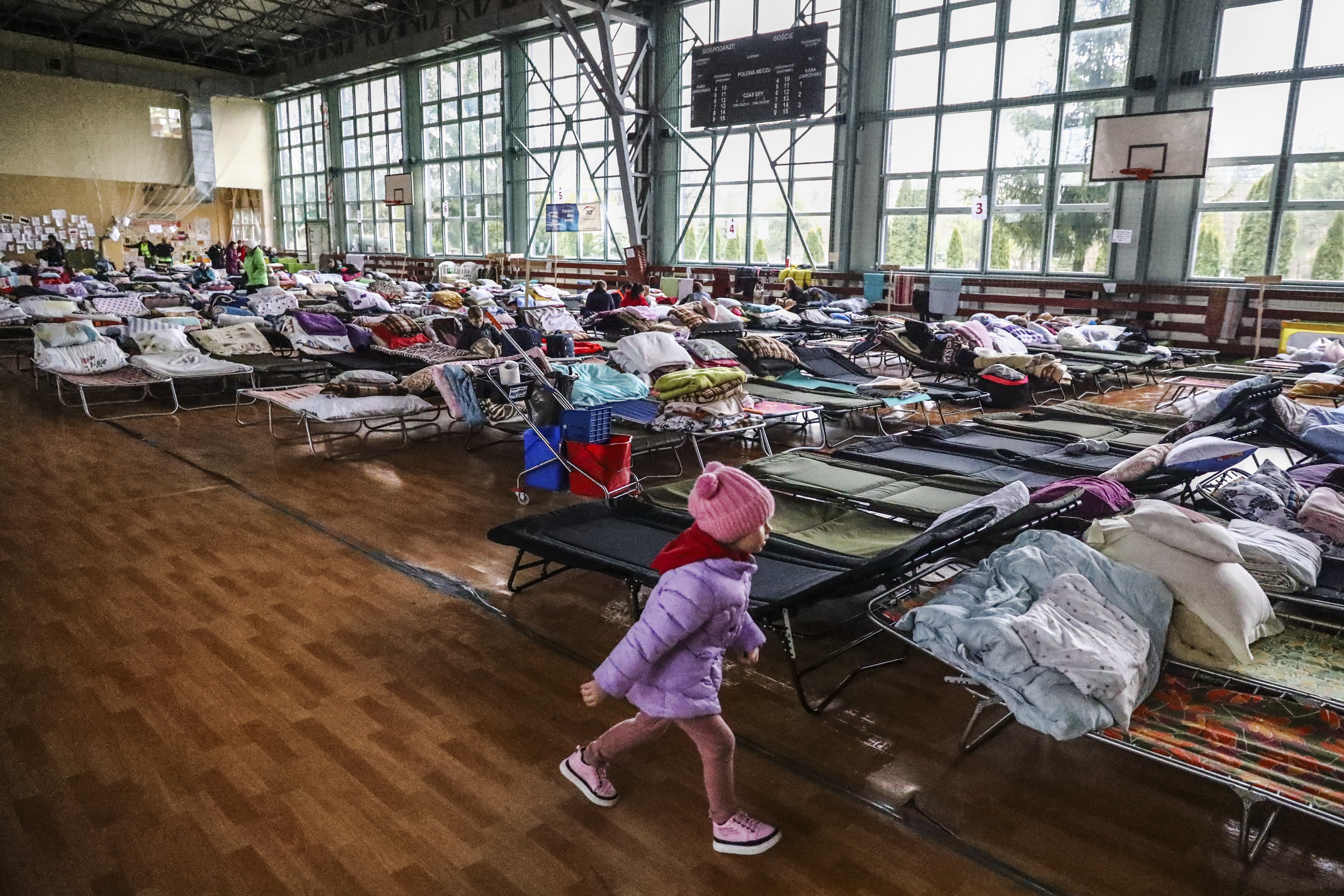 Oekraïense vluchtelingen in een tijdelijke opvang in een sporthal in Hrubieszow, Polen op 1 april 2022. © Beata Zawrzel / NurPhoto via Reuters.