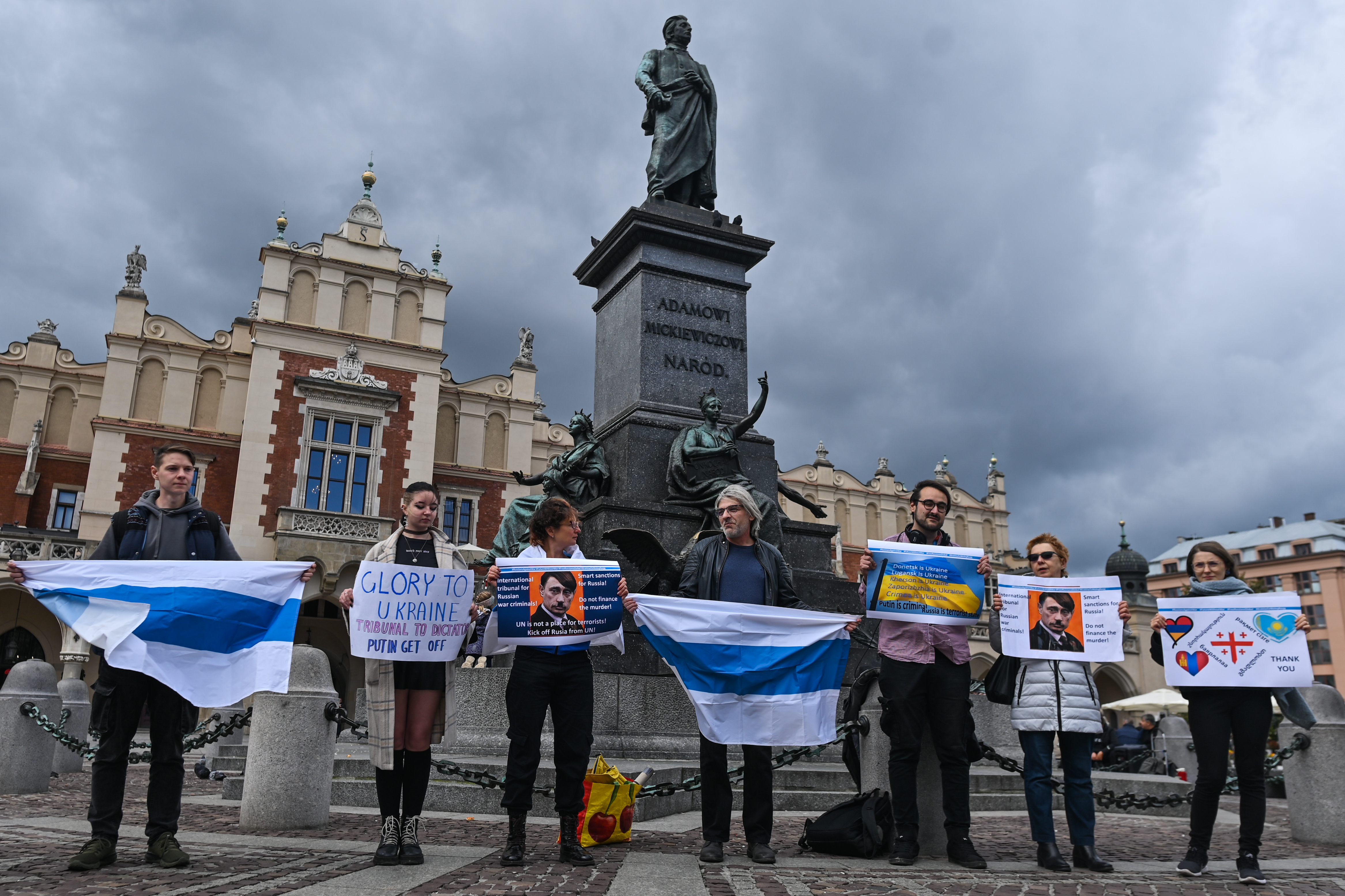 Members of the local Russian diaspora in Krakow during a silent anti-war demonstration and protest against Vladimir Putin and the war with Ukraine, 2 October 2022. © Artur Widak/NurPhoto via Reuters