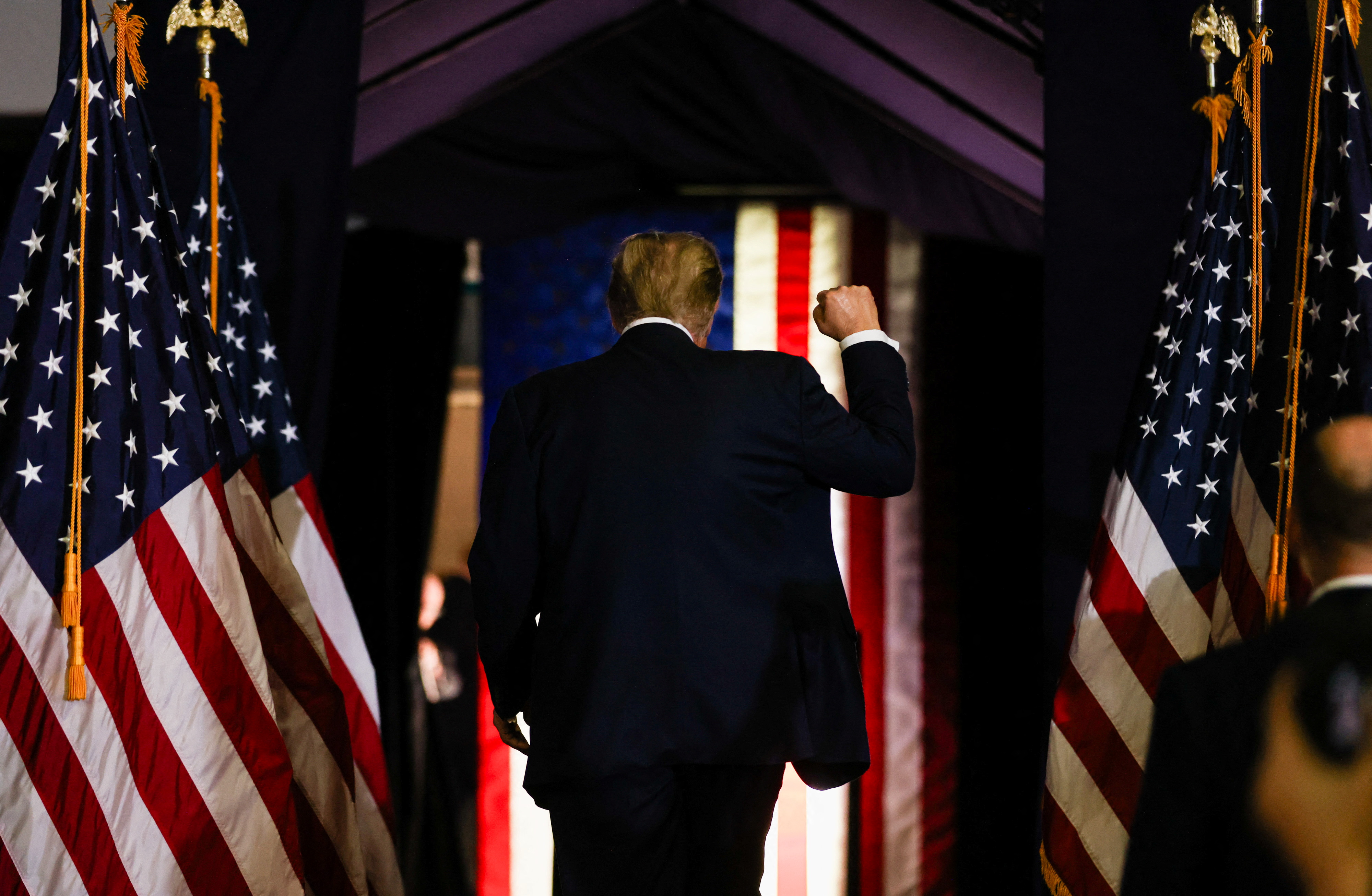 Donald Trump tijdens een campagnebijeenkomst aan de Coastal Carolina University voorafgaand aan de Republikeinse voorverkiezingen in Conway, South Carolina, op 10 februari 2024. © Sam Wolfe via Reuters