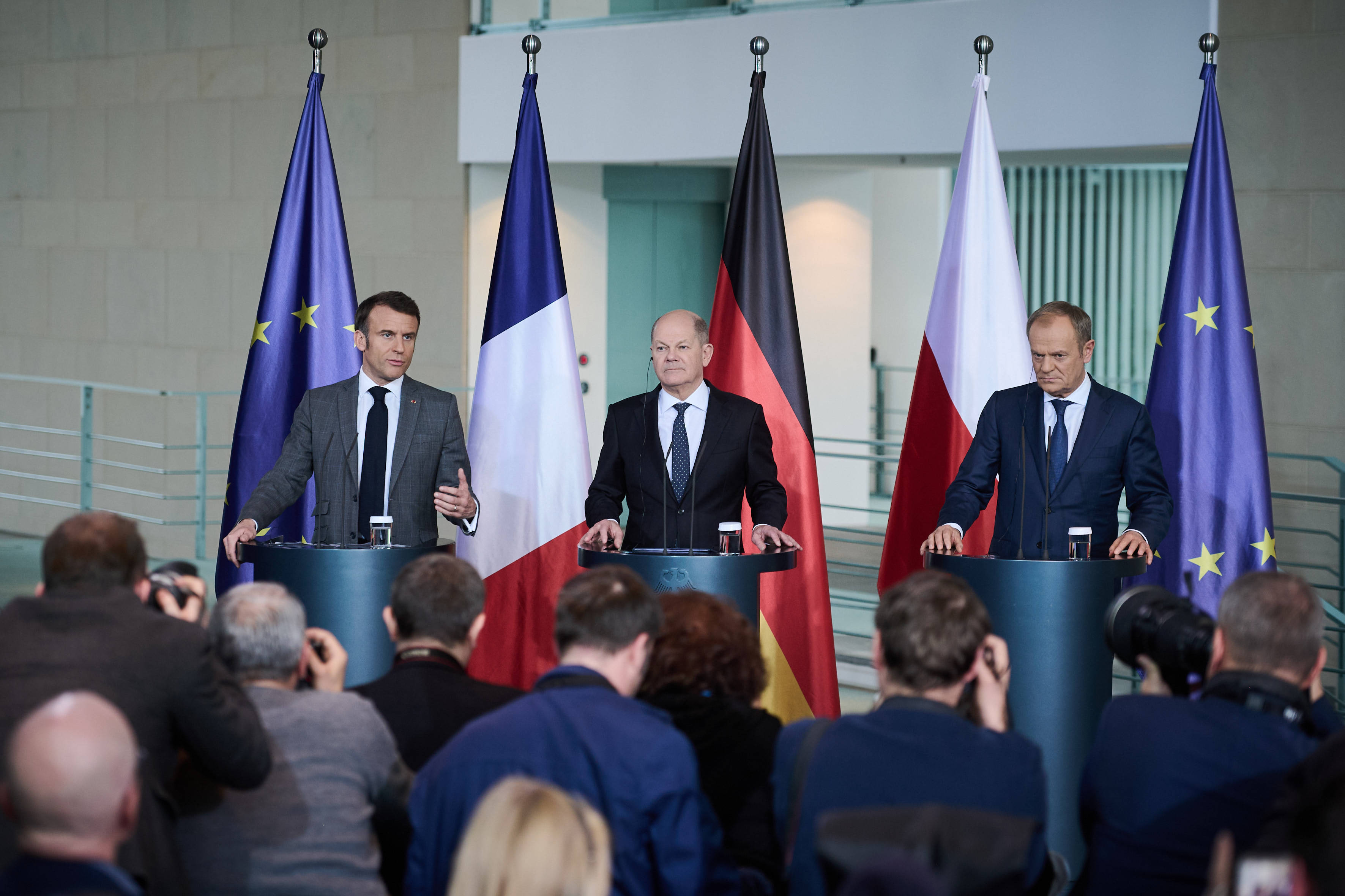 Emmanuel Macron, Olaf Scholz en Donald Tusk tijdens een trilaterale ontmoeting in Berlijn om o.a. steun aan Oekraïne te bespreken, 15 maart 2024. © Christian Spicker/ IMAGO via Reuters
