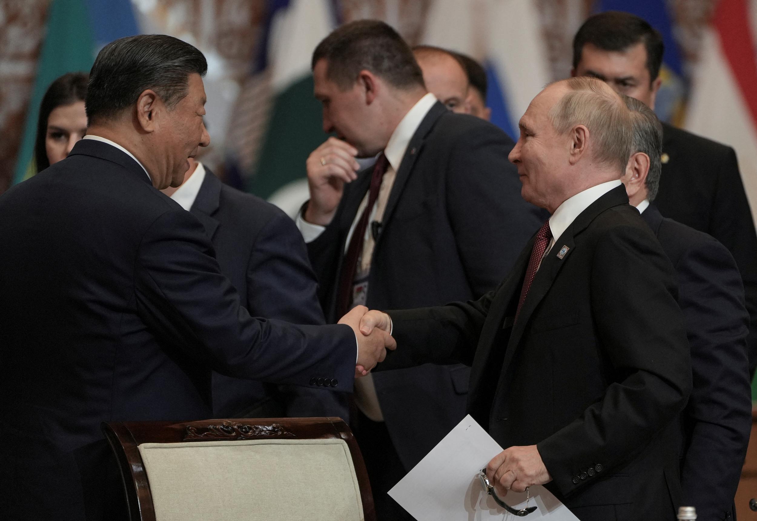 Vladimir Poetin en Xi Jinping tijdens de top van de Shanghai Cooperation Organization (SCO) in Astana, Kazachstan, 4 juli 2024. © Turar Kazangapov via Reuters