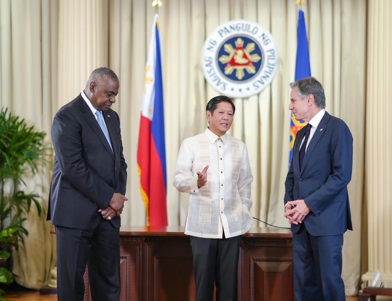 Philippine President Ferdinand Marcos Jr. with US Secretary of State Antony Blinken and US Secretary of Defense Lloyd Austin during the courtesy call at Malacanang Palace in Manila, Philippines on 30 July 2024. © Philippine Presidential Communication Office / Handout / Anadolu via Reuters