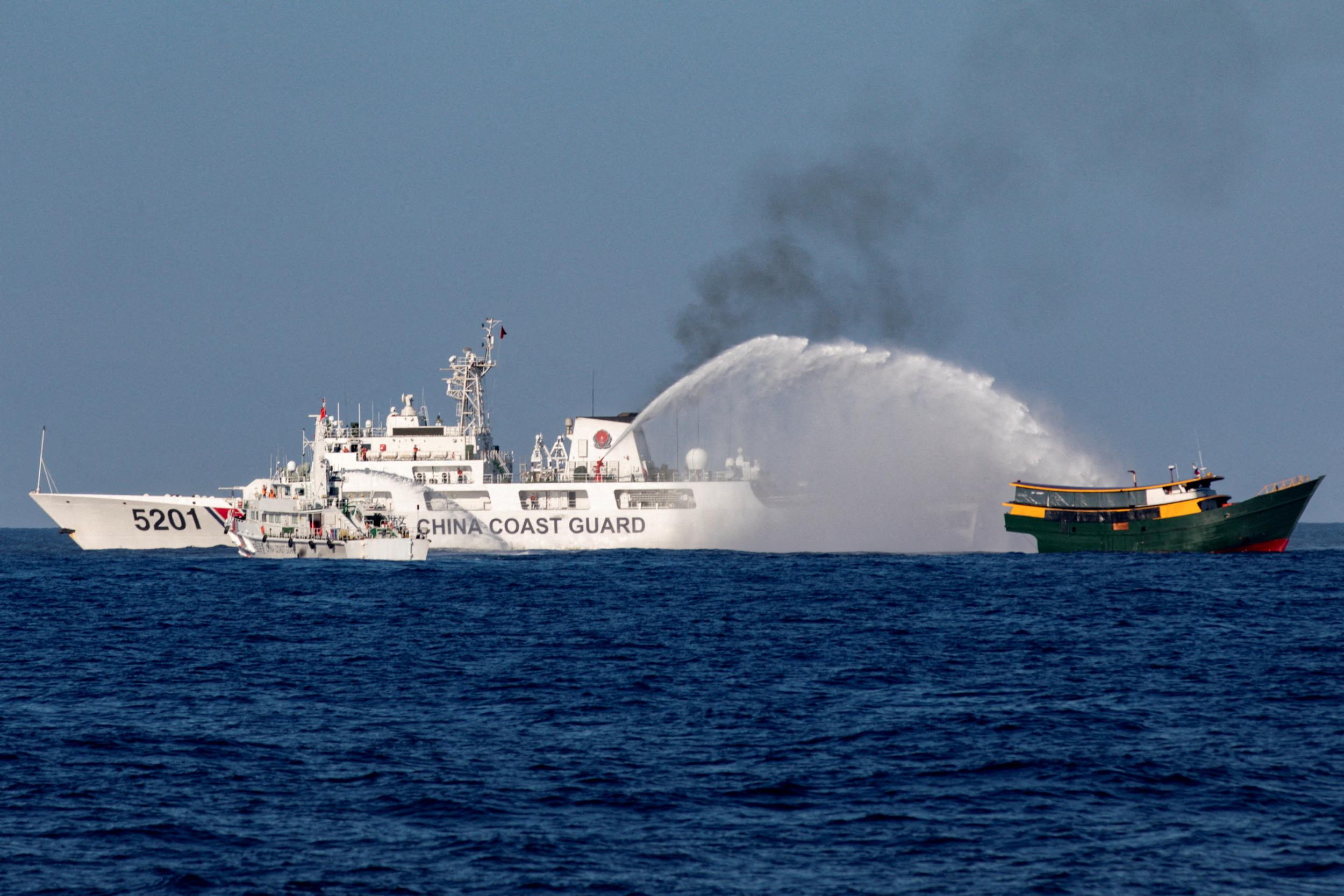 Chinese Coast Guard vessels fire water cannons towards a Philippine resupply vessel Unaizah May 4 on its way to a resupply mission at Second Thomas Shoal in the South China Sea, 5 March 2024. © Adrian Portugal via Reuters