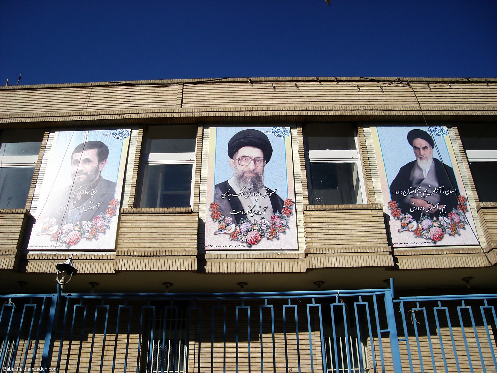 Muur in Estafan, Iran met afbeeldingen van Akhmadinejad, Khamenei, Ruholla Khomeini. Babak Fakhamzadeh/Flickr 