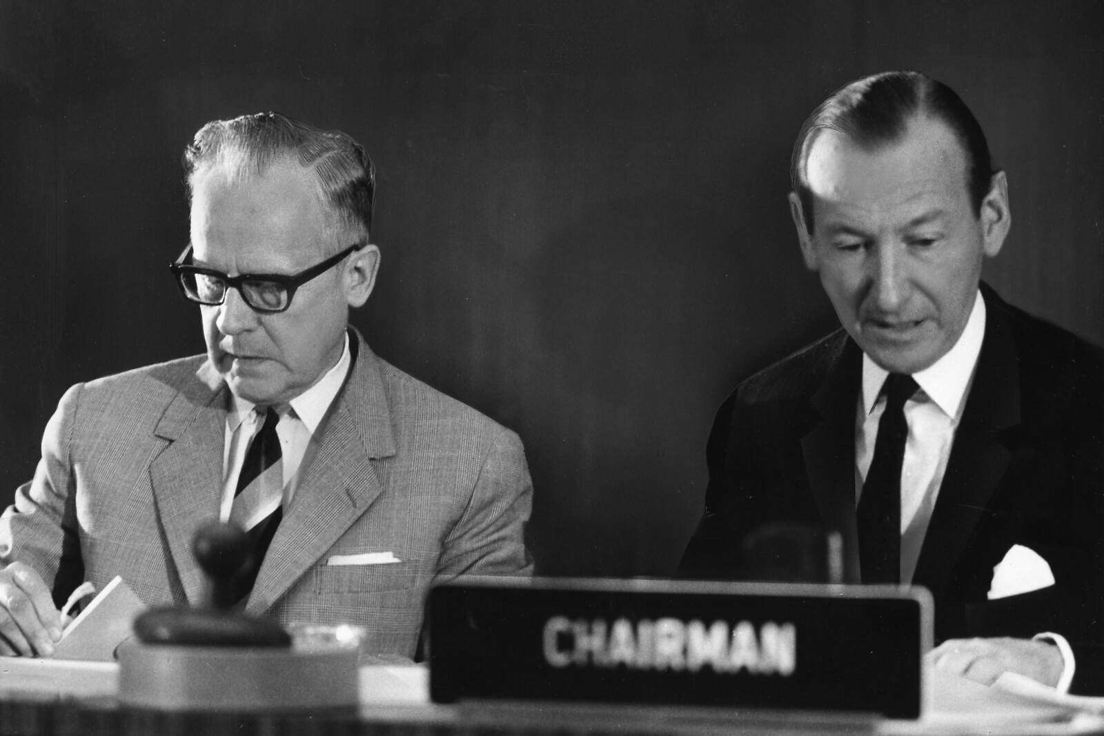 UN Secretary-General Kurt Waldheim (right) and IAEA Director General Sigvard Eklund (left) at the 1970 IAEA Safeguards Committee meeting on NPT safeguard guidelines.