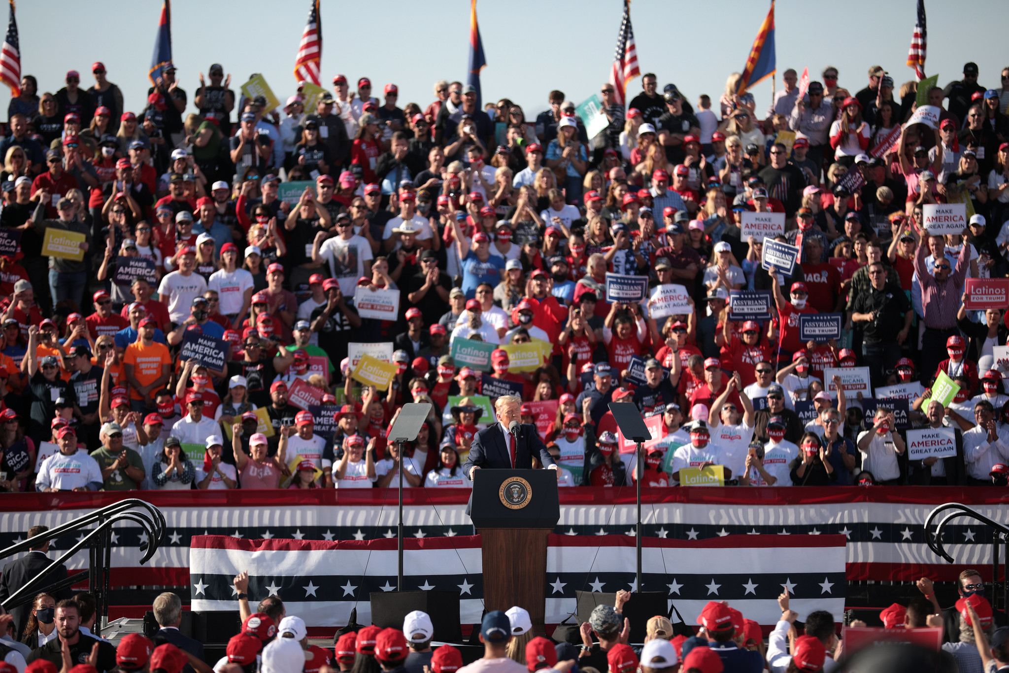 President Donald Trump spreekt met supporters tijdens een campagnebijeenkomst op Phoenix Goodyear Airport in Goodyear, Arizona, 28 oktober 2020. © Gage Skidmore via Flickr
