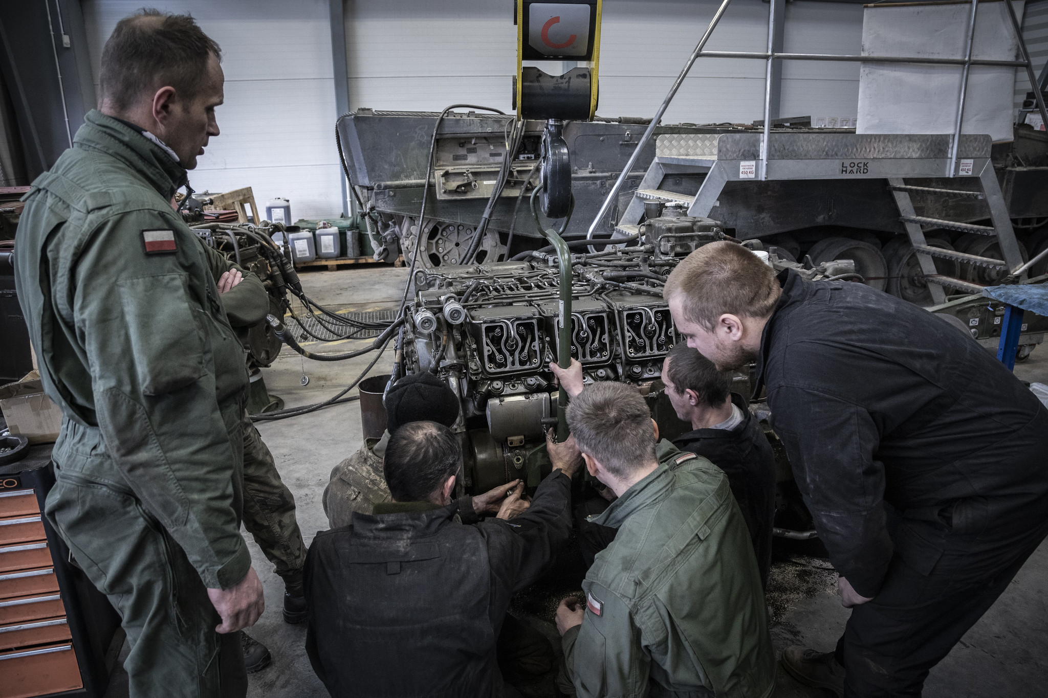 Ukrainian soldiers under the supervision of Polish instructors learn how to service Leopard tanks at Leopard Training Center in Świętoszów, Poland, April 2023. © NATO via Flickr.