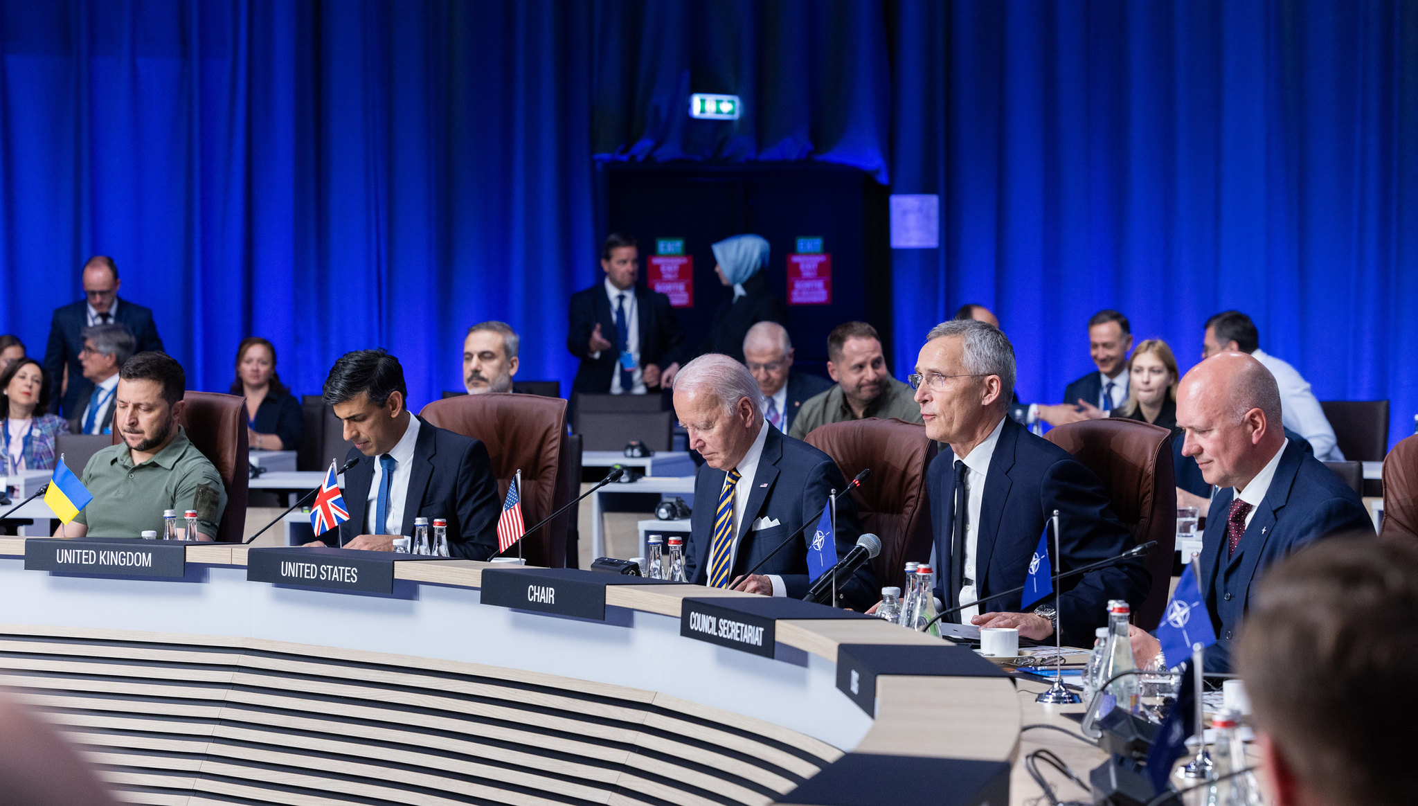 Volodymyr Zelensky, Rishi Sunak, Joe Biden en Jens Stoltenberg bij een bijeenkomst van de NAVO-Oekraïne Raad tijdens de NAVO-top in Vilnius, Litouwen op 12 juli 2023. © NATO via Flickr