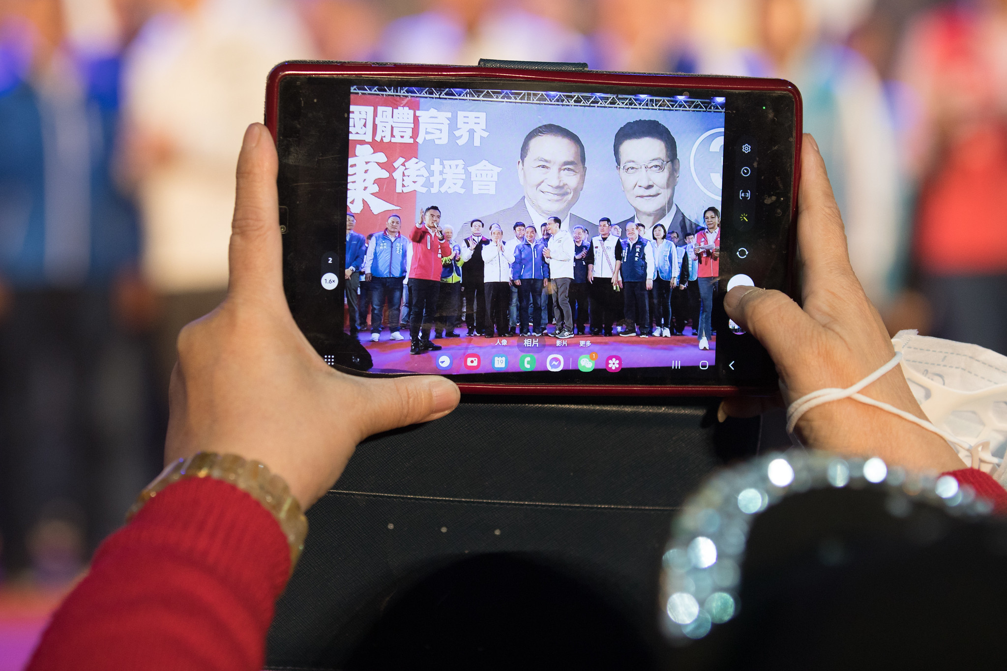 Supporters of Kuomintang (KMT) president candidate Hou Yu-ih wave flags during a campaign event in New Taipei City on 19 December 2023. © Jameson Wu via Flickr