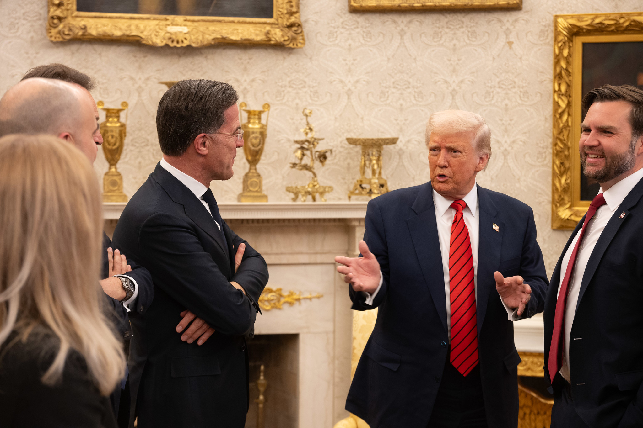 NAVO-secretaris-generaal Mark Rutte met Amerika’s president Donald Trump en vicepresident J.D. Vance in het Witte Huis op 13 maart 2025. © NATO via Flickr. 
