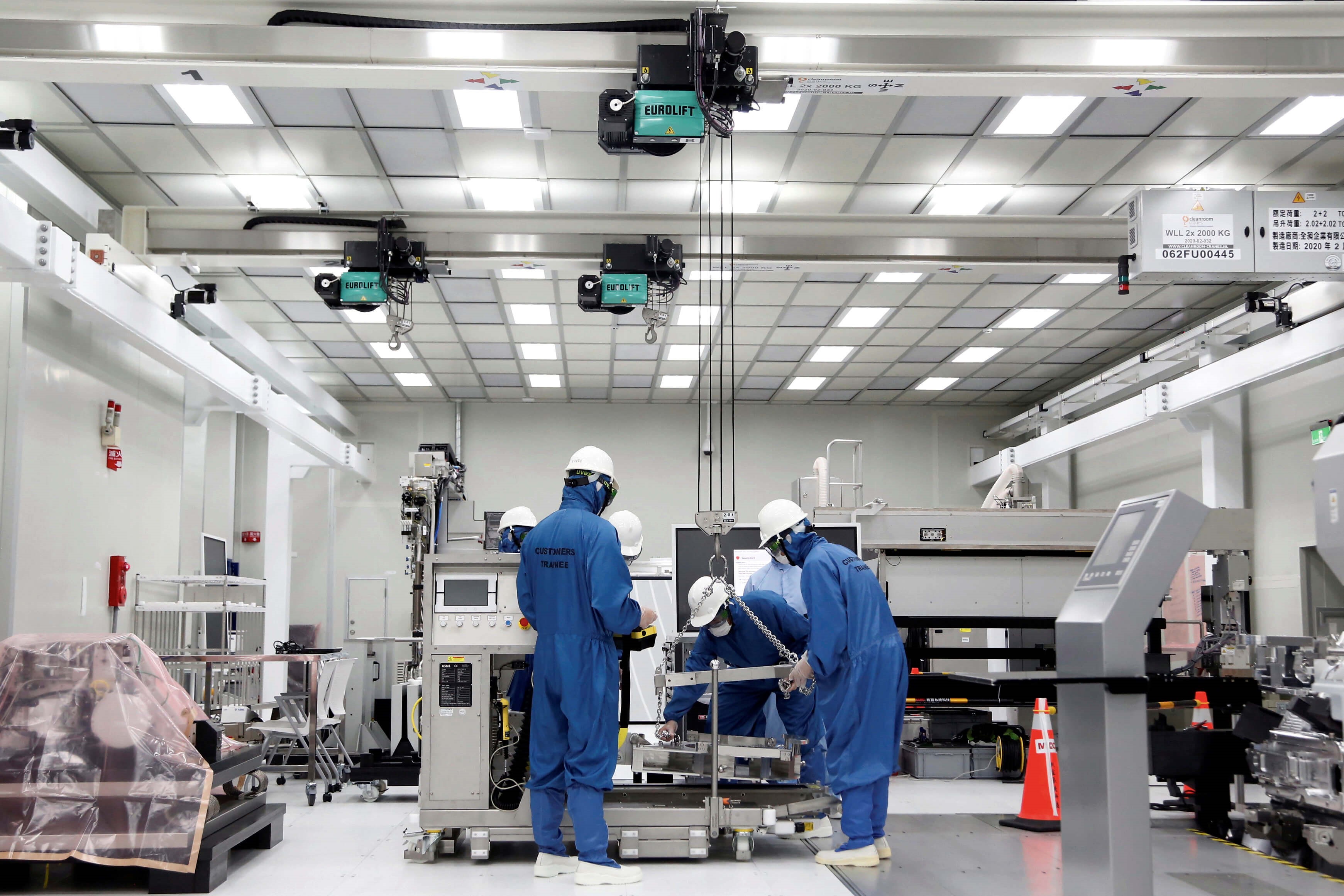 ASML-trainees krijgen in Taiwan uitleg over een EUV-machine voor de productie van chips. Reuters
