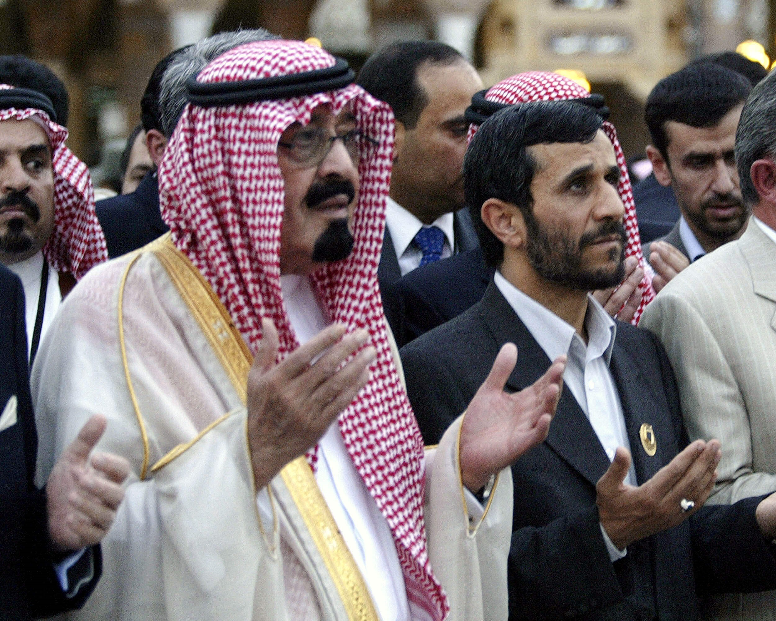 Aarts - De Saoedische koning Abdoellah met de toenmalige Iraanse president Ahmadinejad in Mekka in 2005. Reuters 