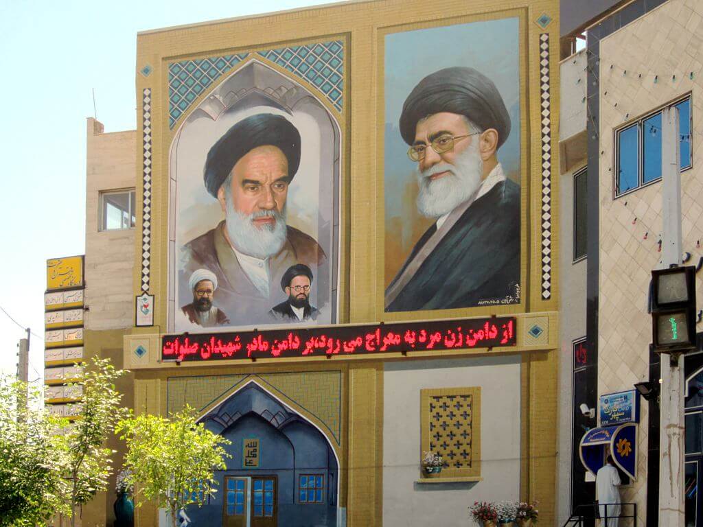 Muurschildering met ayatollah Khomeini en Ali Khamenei in de Iraanse heilige plaats Qom © Flickr-David Stanley