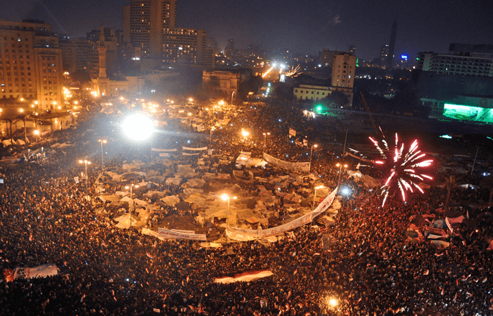 Aarts-Egyptenaren vieren het aftreden van president Moebarak op het Tahrir-plein in Caïro op 11 februari 2011. By Jonathan Rashad - Flickr, CC BY 2.0,