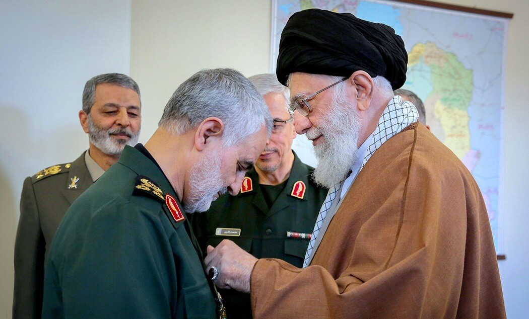 De Iraanse generaal Soleimani ontvangt een onderscheiding van Ayatollah Khamenei in maart 2019. © Wikimedia