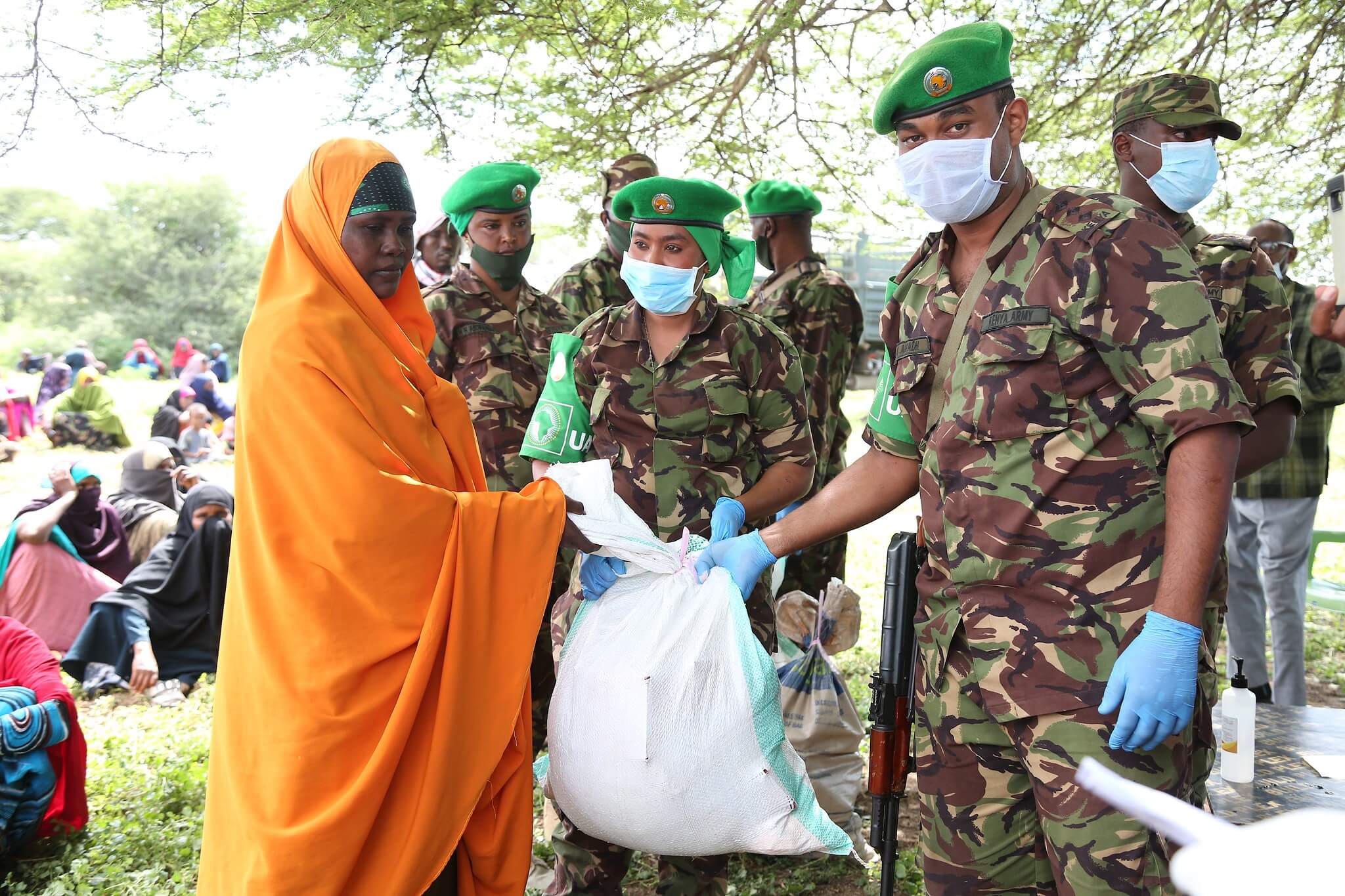 Keniaanse militairen van de African Union Mission in Somalia (AMISOM) delen voedsel uit in Somalië op 20 mei 2020. AMISOM Photo