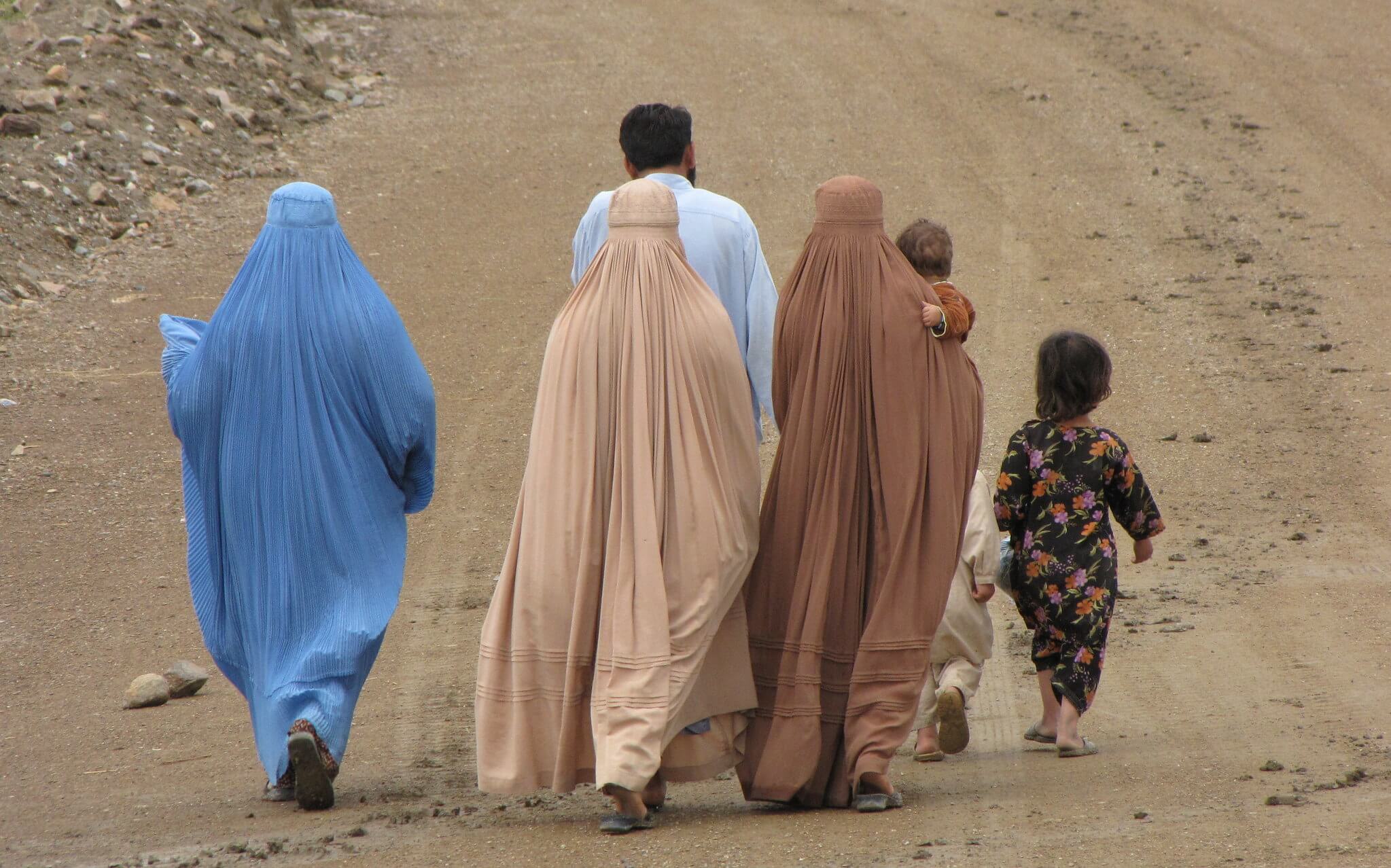 Afghaanse vrouwen in boerka's in 2009. Kenneth Taylor Jr - Flickr