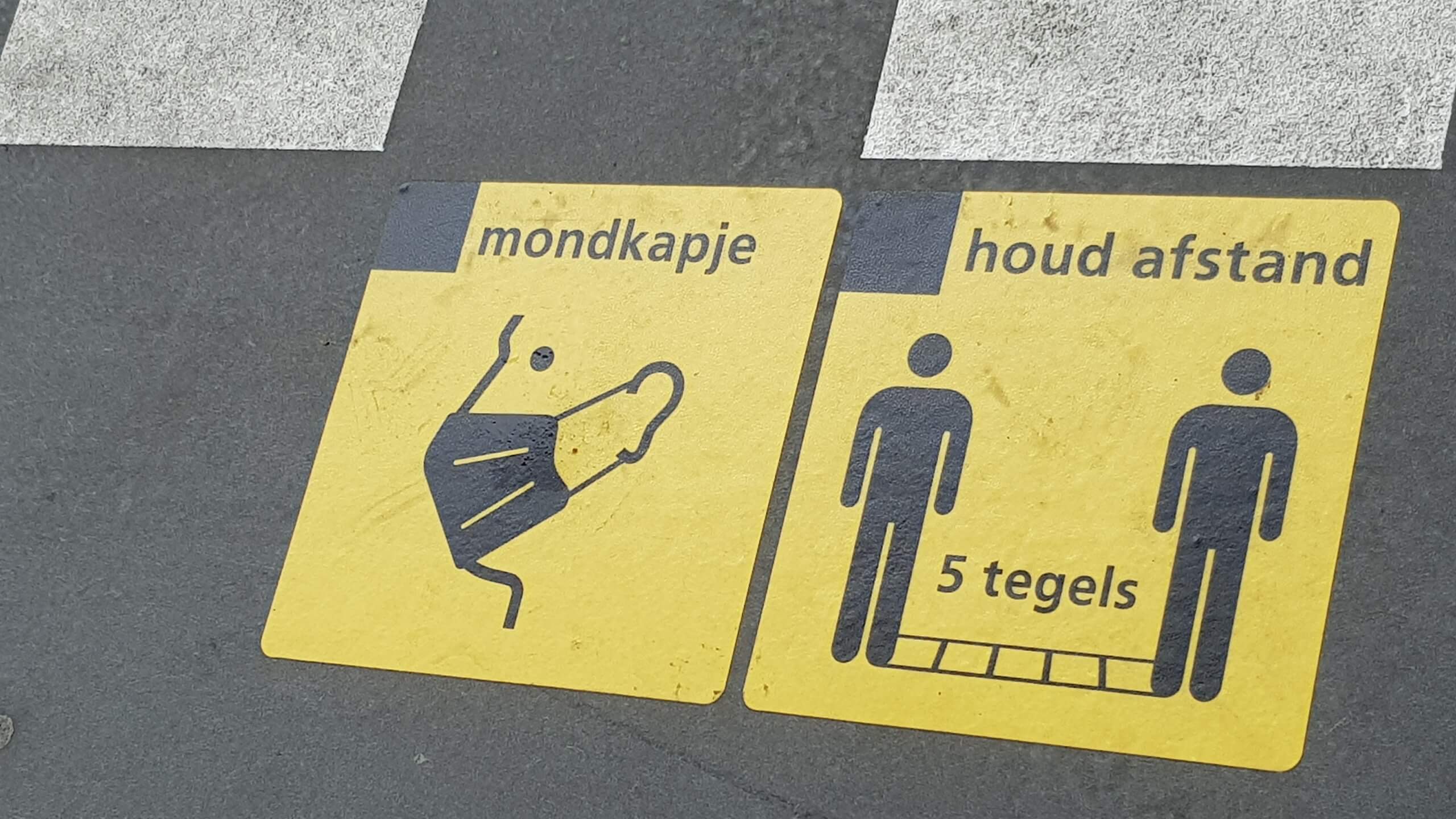 Perronstickers op een NS-station in juli, 2020. Jan Willem Doormembal - Flickr