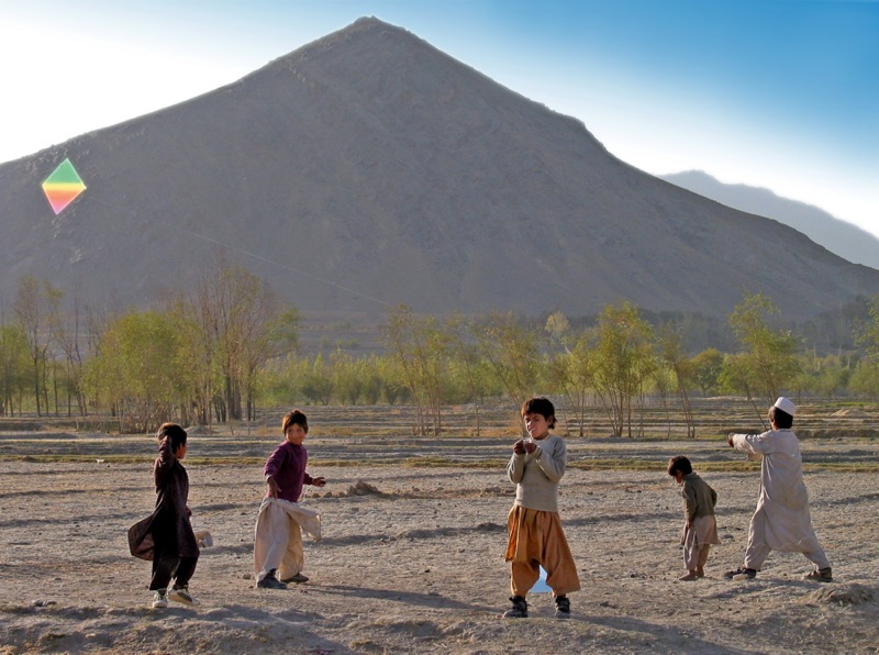 Ansaray- Kids with kites in Afghanistan after the fall of the Taliba in 2002. Michael Foley - Flickr 