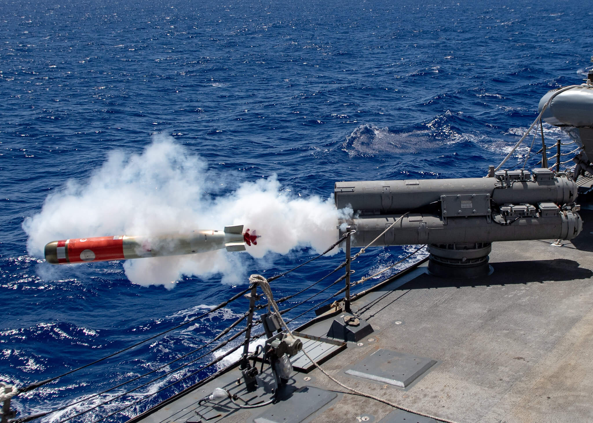 Anten - De Amerikaanse torpedobootjager USS Martin vuurt een torpedo af tijdens een oefening in 2020. US Indo-Pacific Command