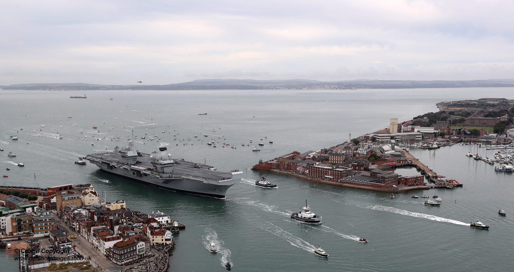Anten - Het Britse vliegkampschip Queen Elizabeth in Portsmouth in 2017. Defence Images - Flickr