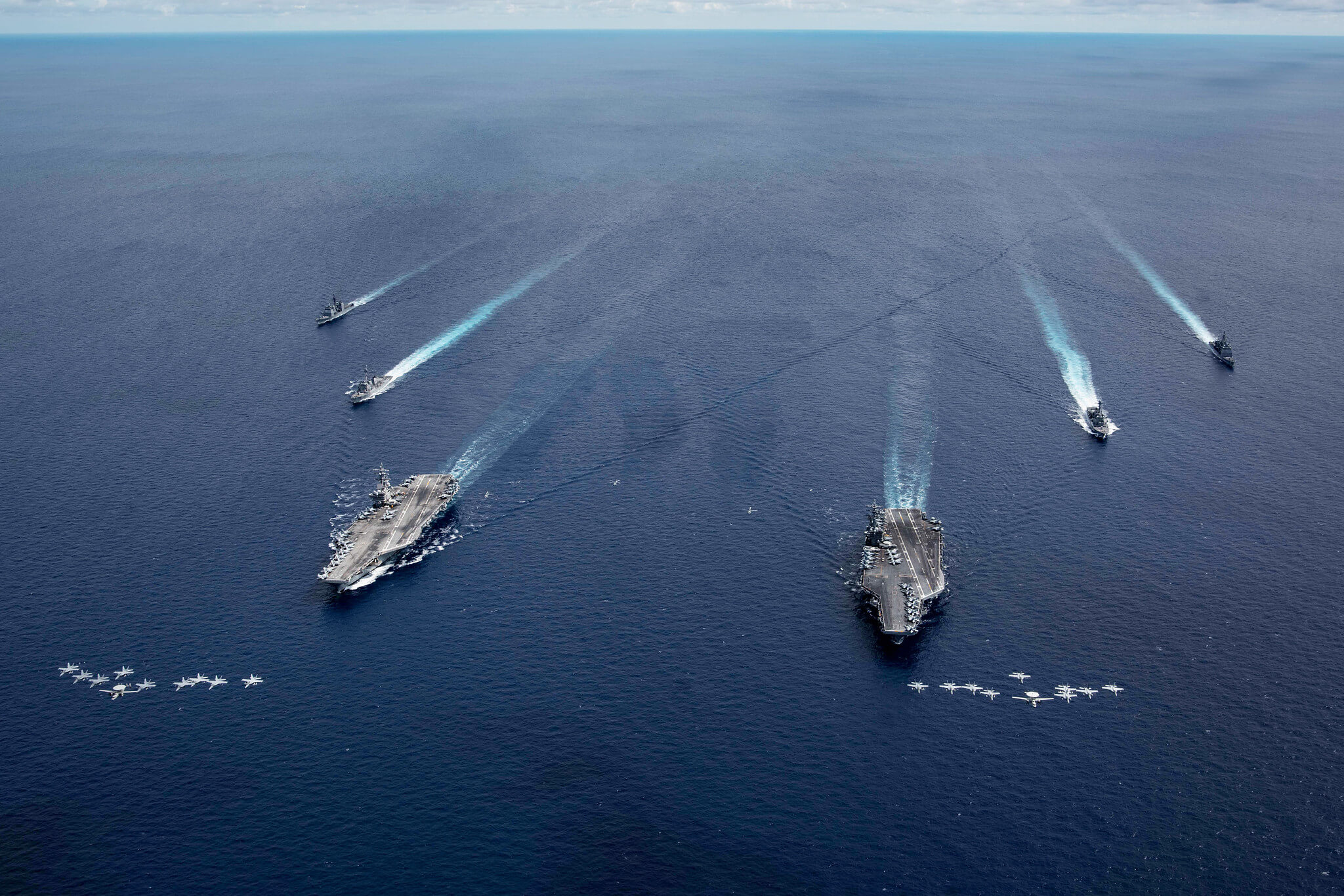 De Amerikaanse vliegdekschepen USS Ronald Reagan en USS Nimitz Carrier Strike Groups in de Zuid-Chinese Zee in 2020. IS Indo-Pacific Command 