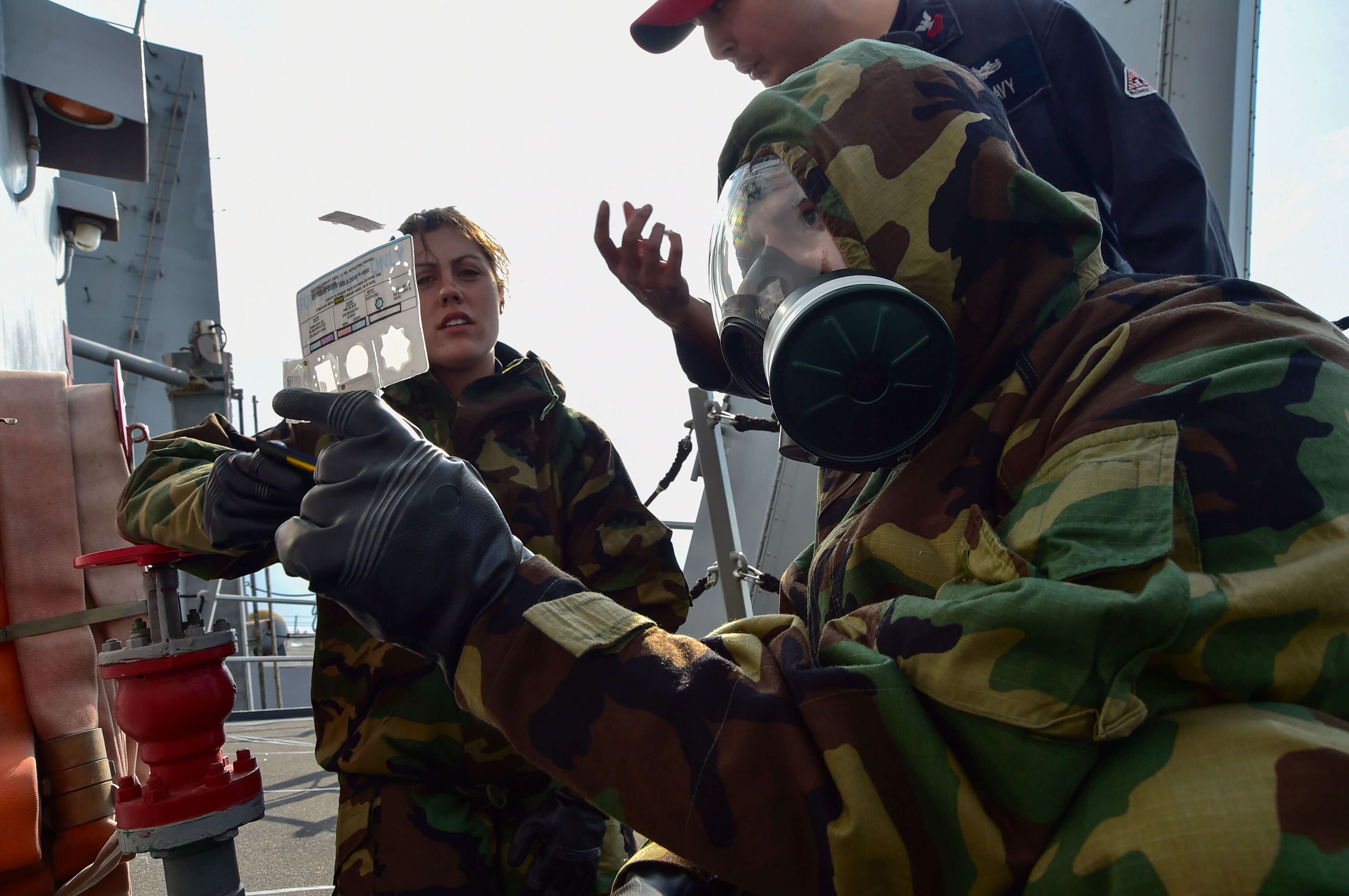 US sailors conduct a test for simulated agent during a chemical, biological and radiological training event in the Gulf of Oman, 2015. © Naval Surface Warriors / Flickr