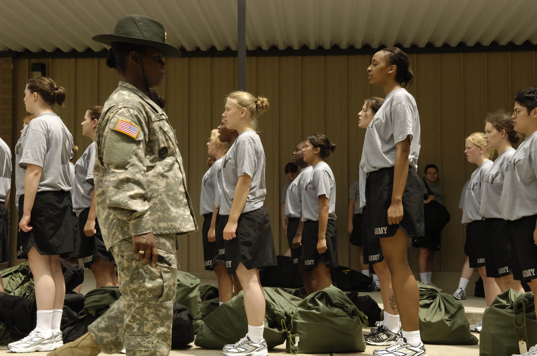 Auge -  Female recruits in their first 24-hours of military training learn basic formation commands in 2006 at Fort Jackson in Columbia. The US Army