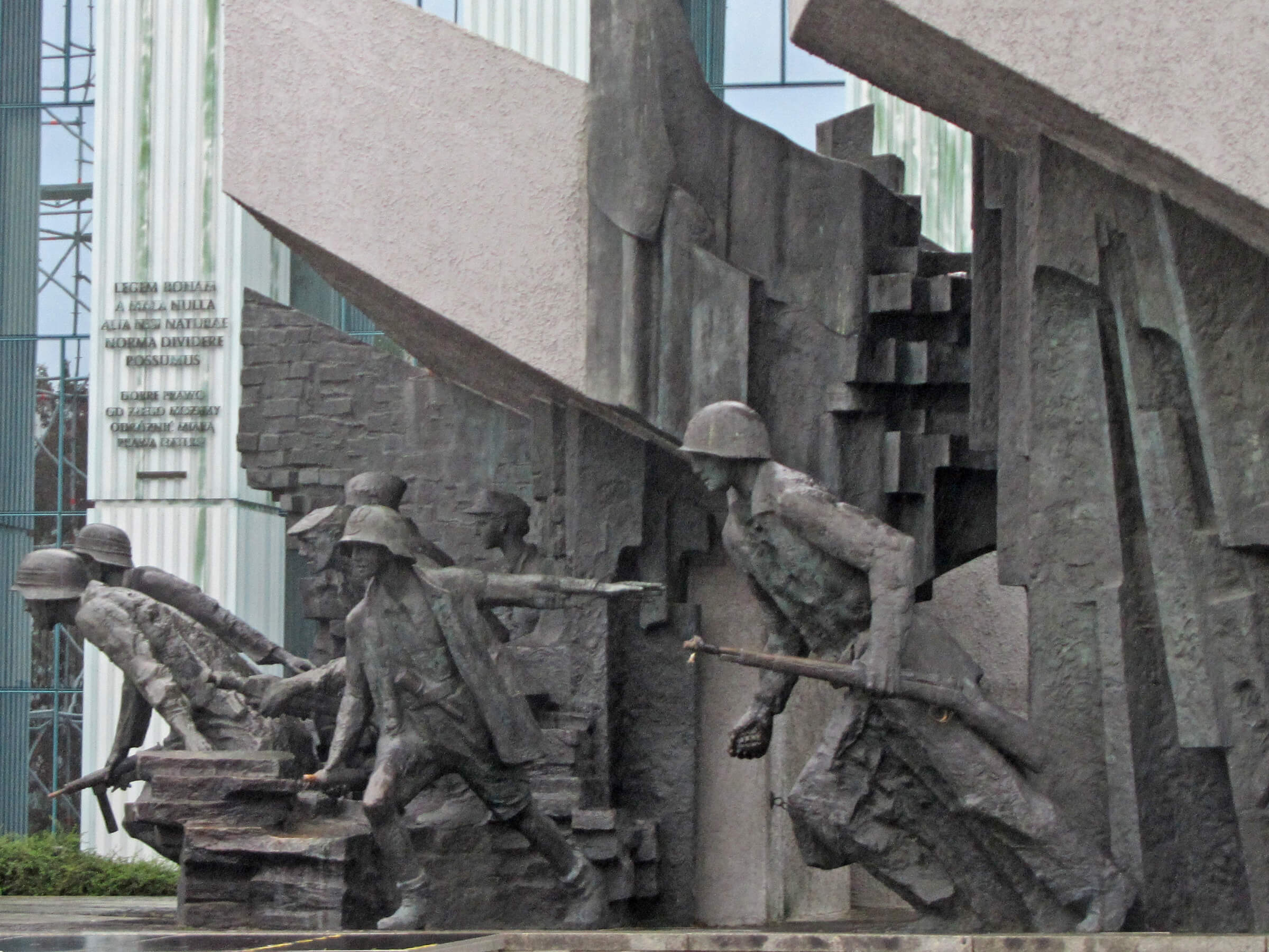 Bach - Memorial to the heroes of the Warsaw Uprising of 1944 showing resistance fighters defending a barricade. Terence Faircloth - Flickr