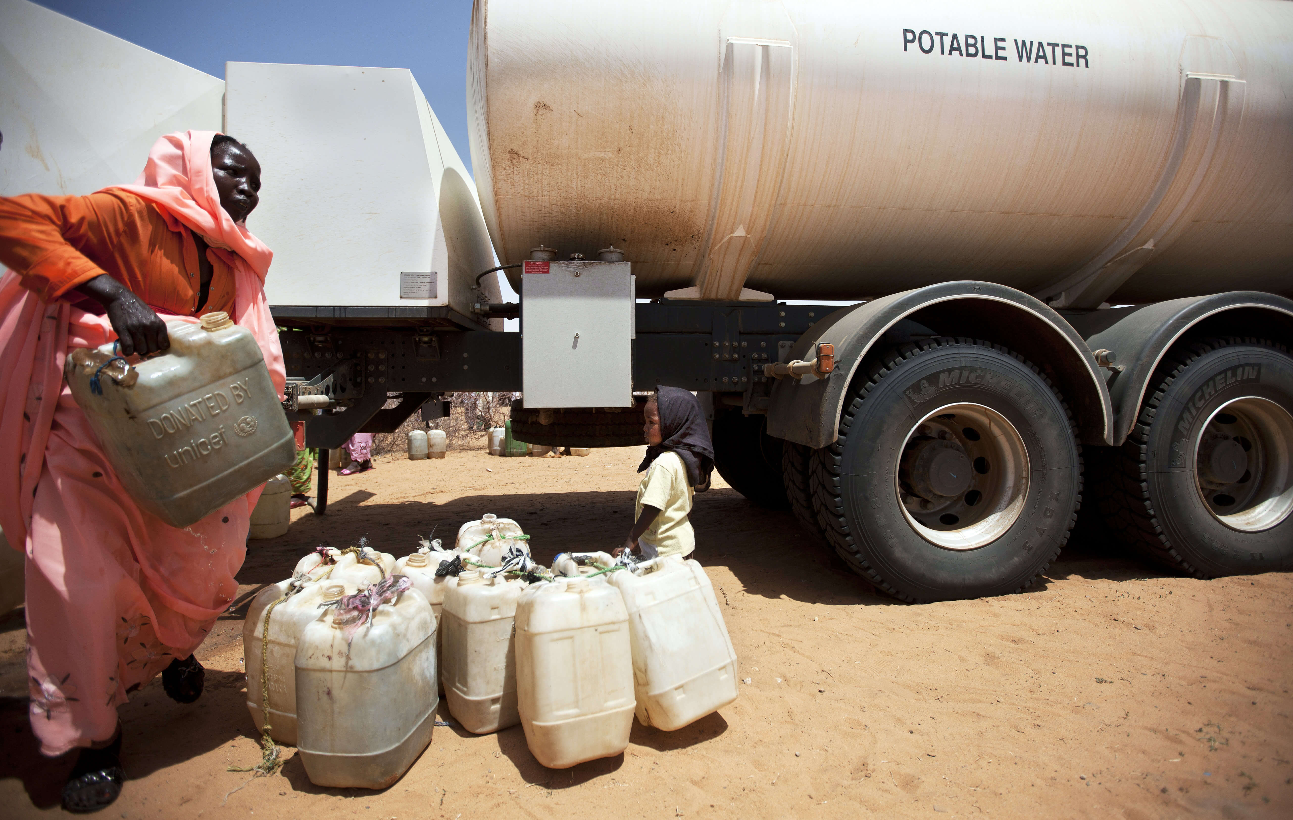 Een waterdistributie project in Darfur, georganiseerd door de Afrikaanse Unie. © United Nations Photo / Flickr