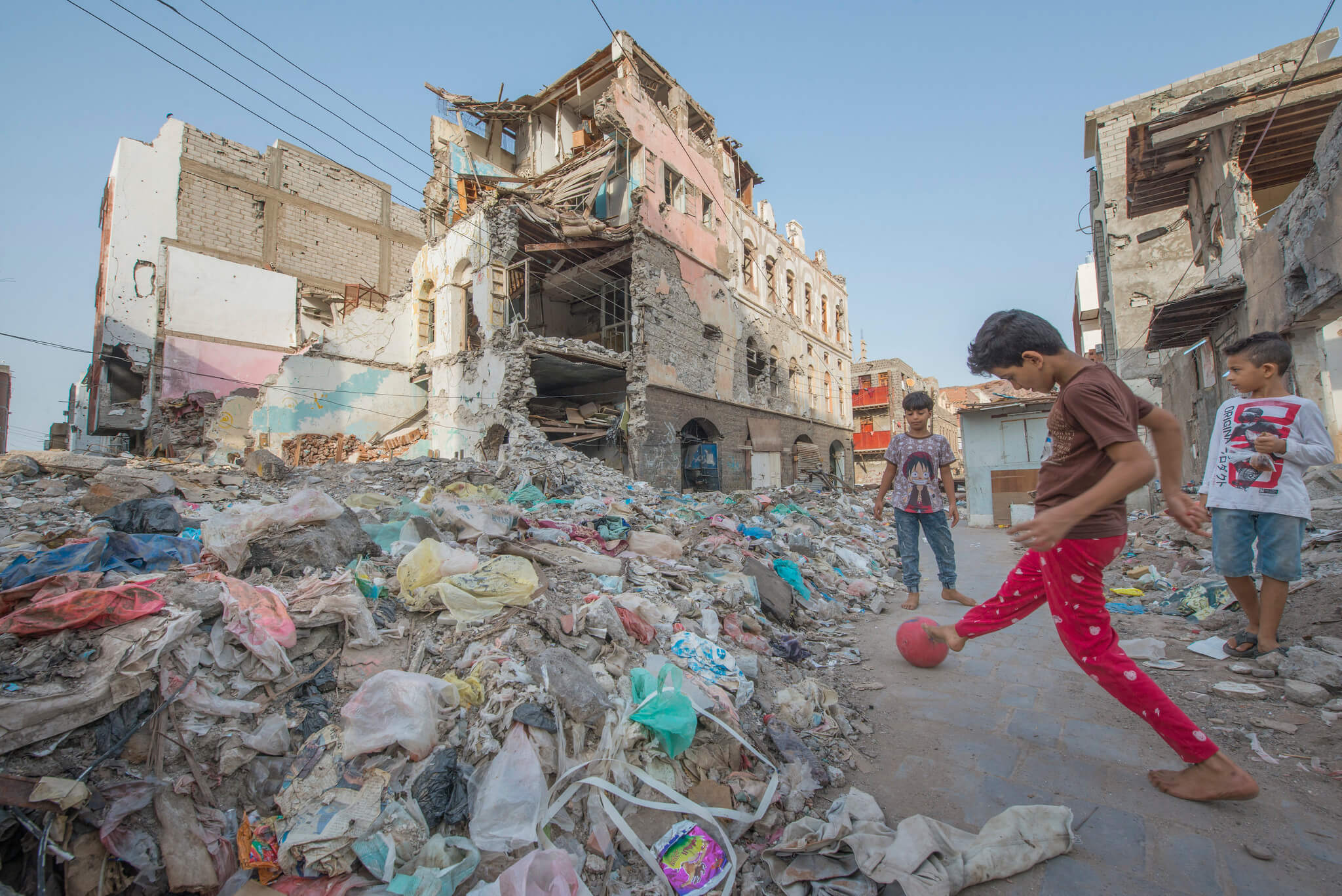 Kinderen in Jemen spelen te midden van het puin veroorzaakt door een luchtaanval in 2019. © Flickr / EU Civil Protection and Humanitarian Aid