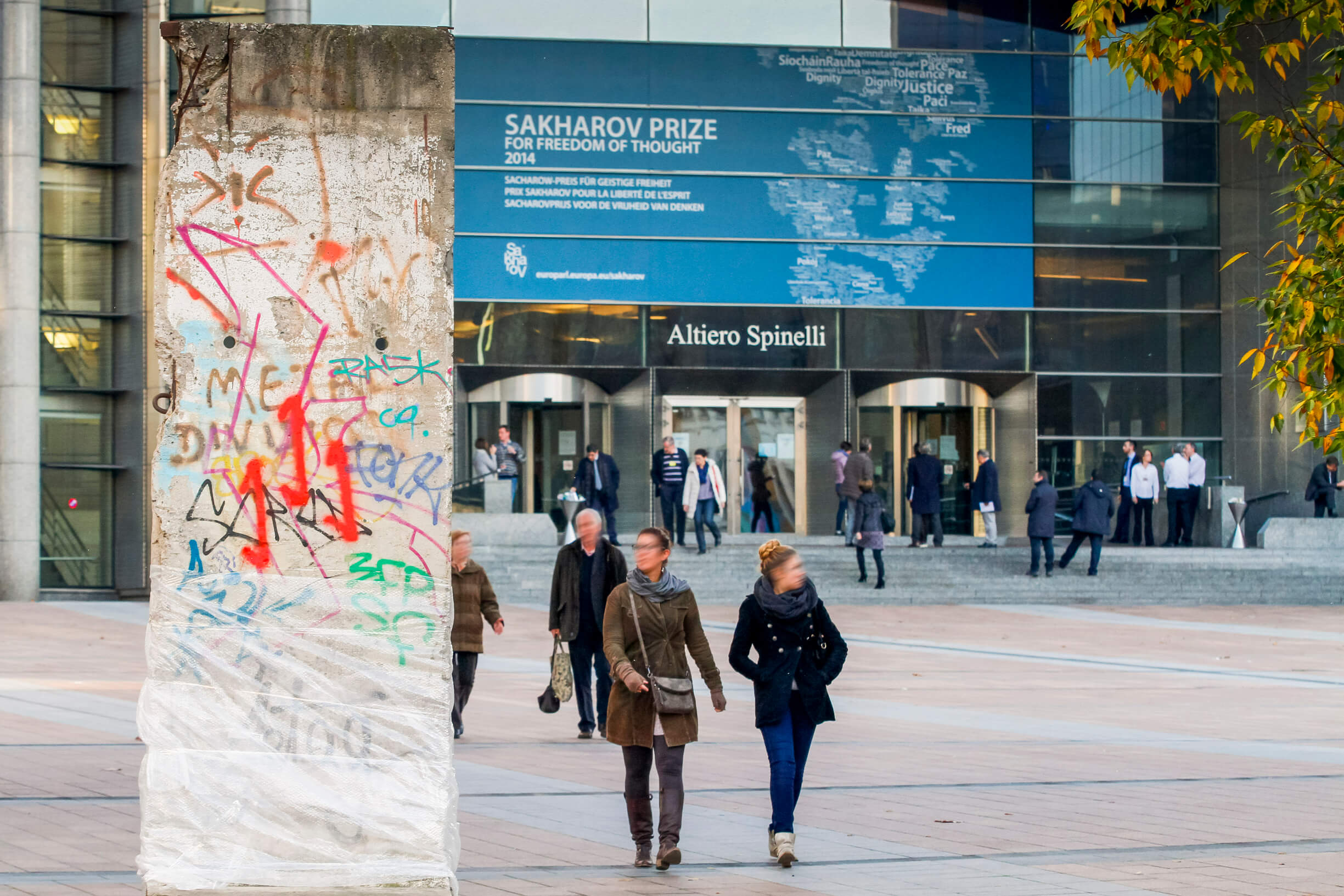 Een stuk Berlijnse muur bij het Europees Parlement in Brussel.