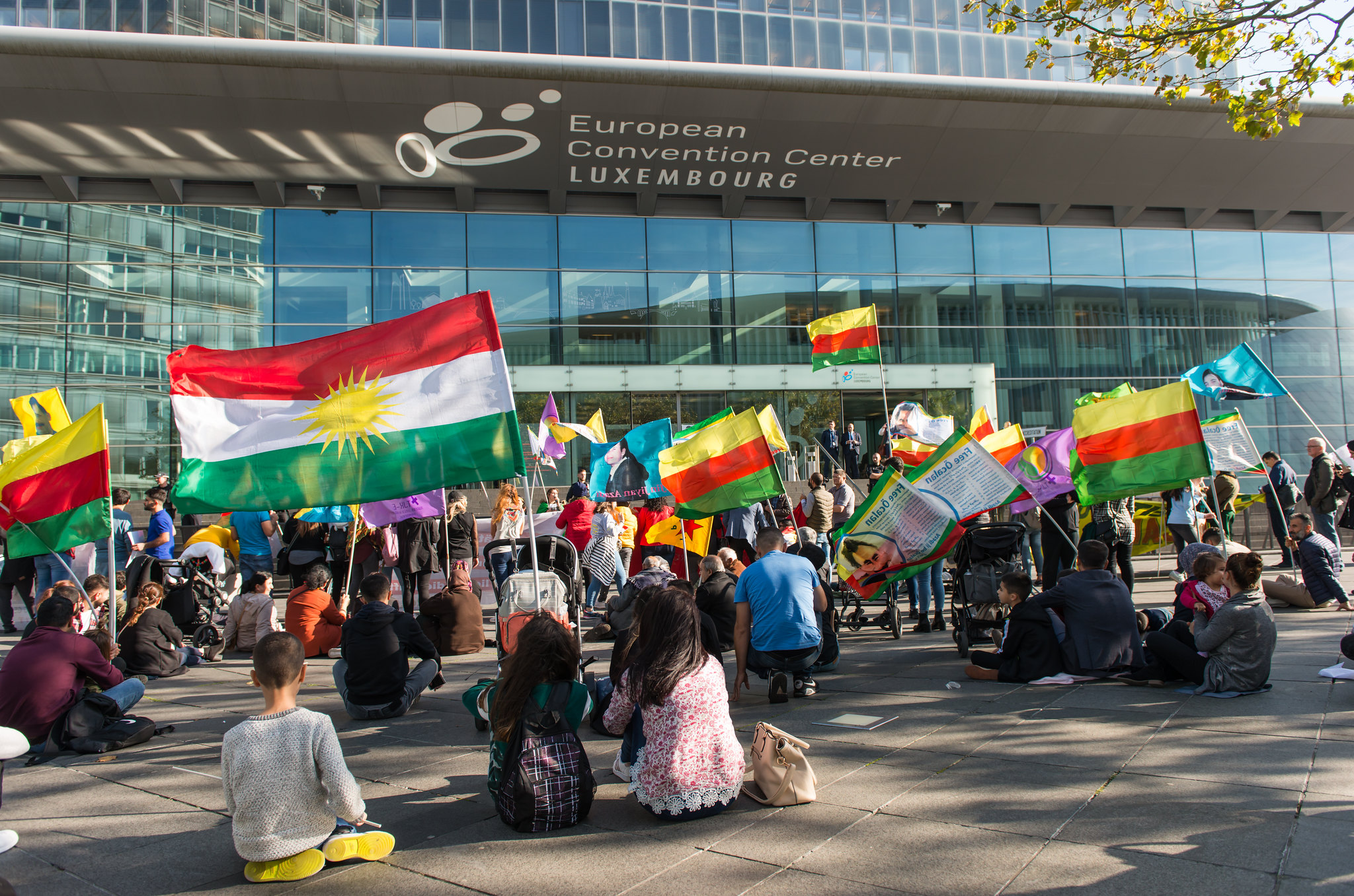 Criekemans-art-Pro-Koerdische demonstatie in Luxemburg op 14 oktober waar de Europese mininsters van Buitenlandse Zaken de situatie in Noord-Syrië bespraken. © Jan Maximilian Gerlach - Flickr