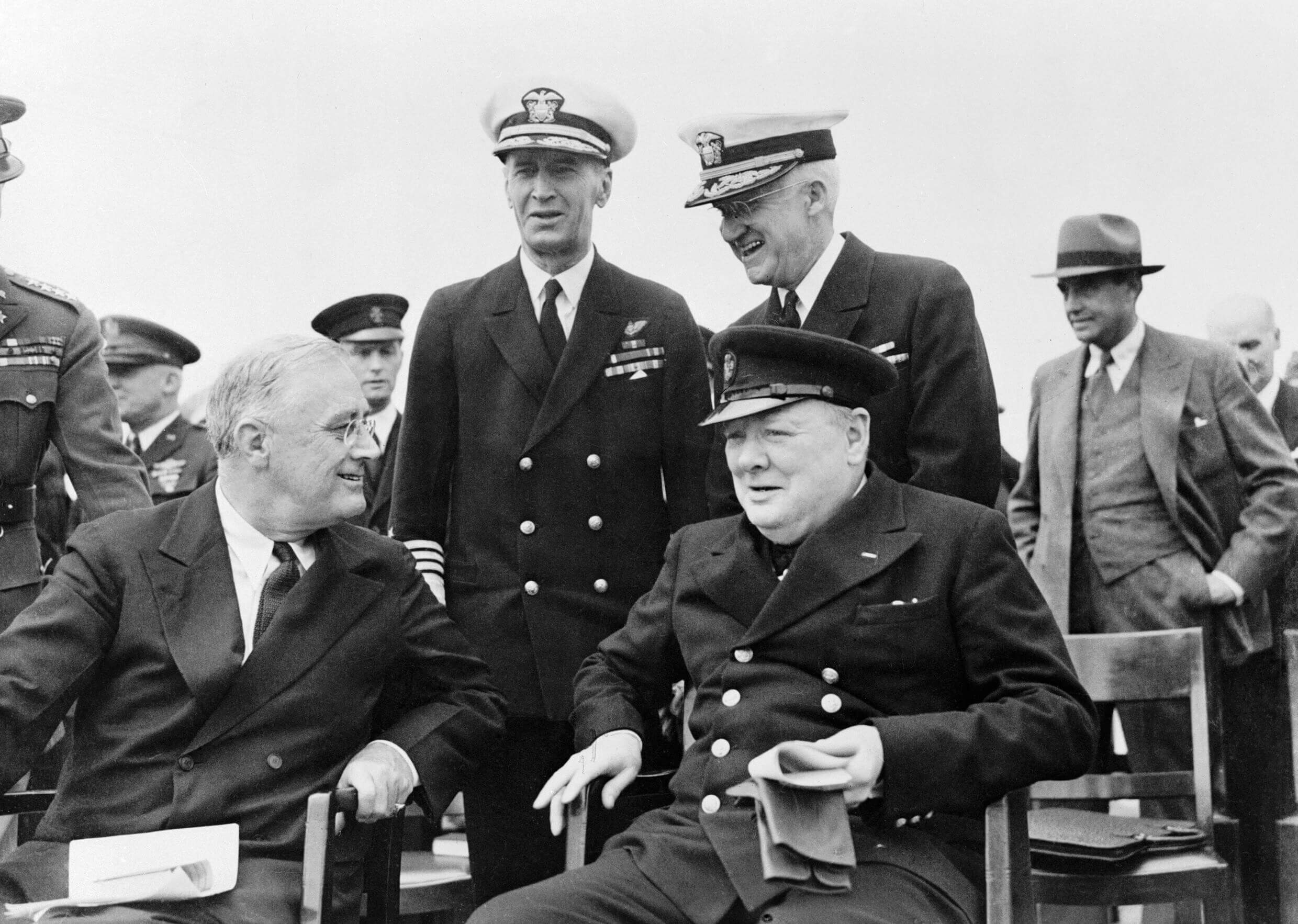Cuperus - President van de Verenigde Staten Franklin Delano Roosevelt en premier Winston Churchill tijdens een bezoek aan de HMS Prince of Wales op 10 augustus 1941. Wikimediacommons