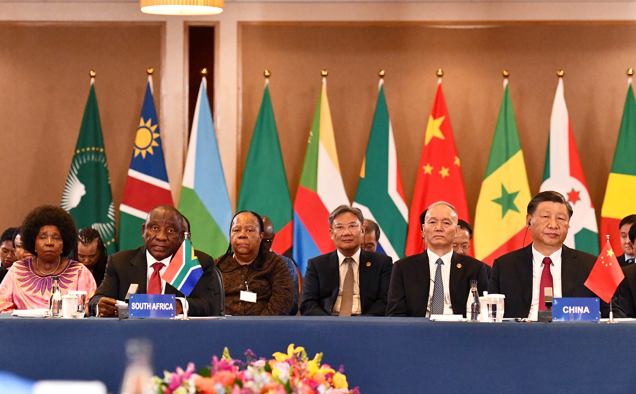 Zuid-Afrika's president Cyril Ramaphosa en China's president Xi Jinping tijdens de 'China-Africa Leaders' rondetafelsessie voor tijdens de 15e BRICS Summit in in Johannesburg, Zuid-Afrika in augustus 2023. © GCIS, Government ZA / Flickr
