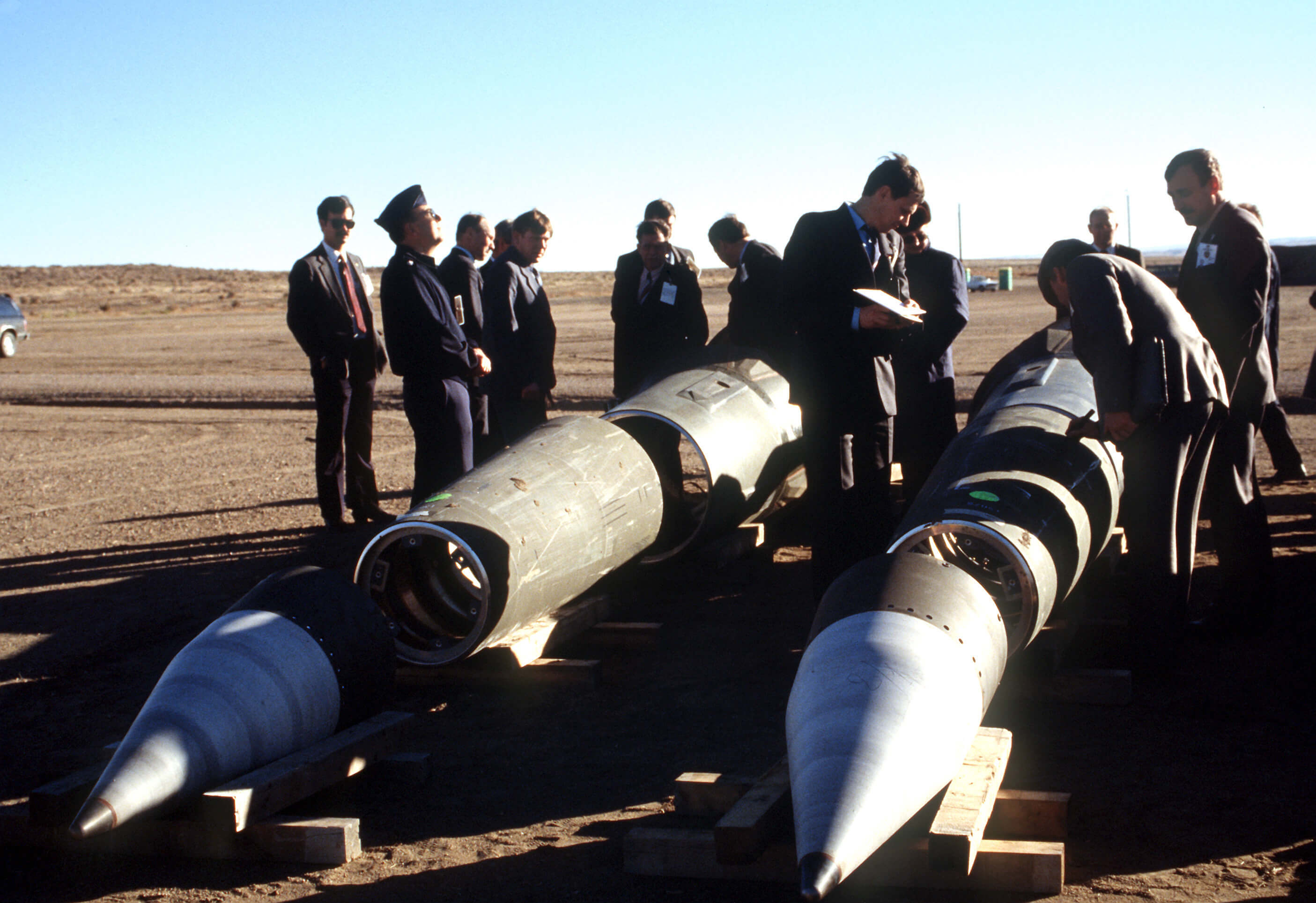 Sovjet-inspecteurs controleren in 1989 onder Amerikaanse begeleiding de ontmanteling van Pershing II-raketten in het kader van het INF-verdrag - Wikimedia