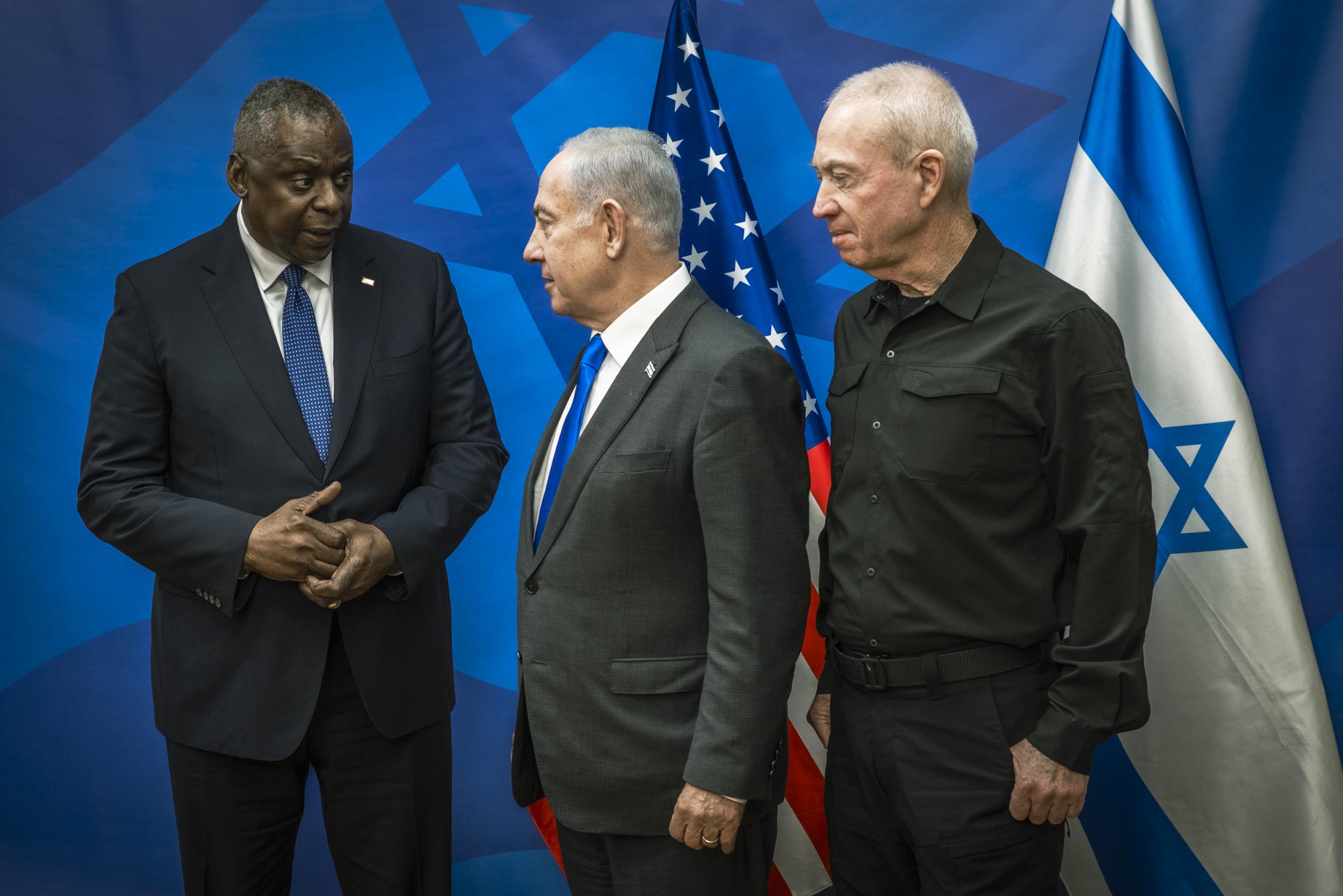 De Amerikaanse minister van Defensie Lloyd J. Austin met de Israëlische premier Benjamin Netanyahu en minister van Defensie Yoav Gallant in Tel Aviv, Israël op 13 oktober 2023. © Chad J. McNeeley / DoD via Wikimedia Commons