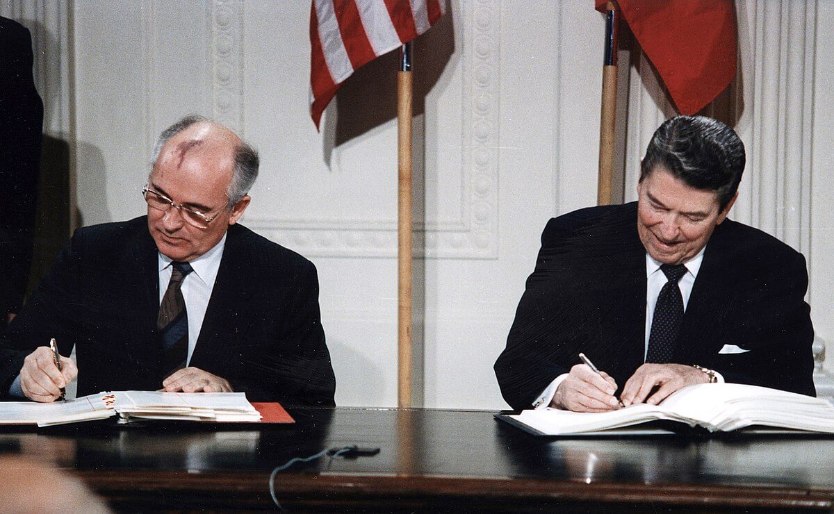 Toenmalig president van de Verenigde Staten Ronald Reagan tekent samen met Secretaris-generaal van de Communistische Partij van de Sovjet-Unie, Michail Gorbatsjov het INF-verdrag op 7 december 1987 - Wikimedia