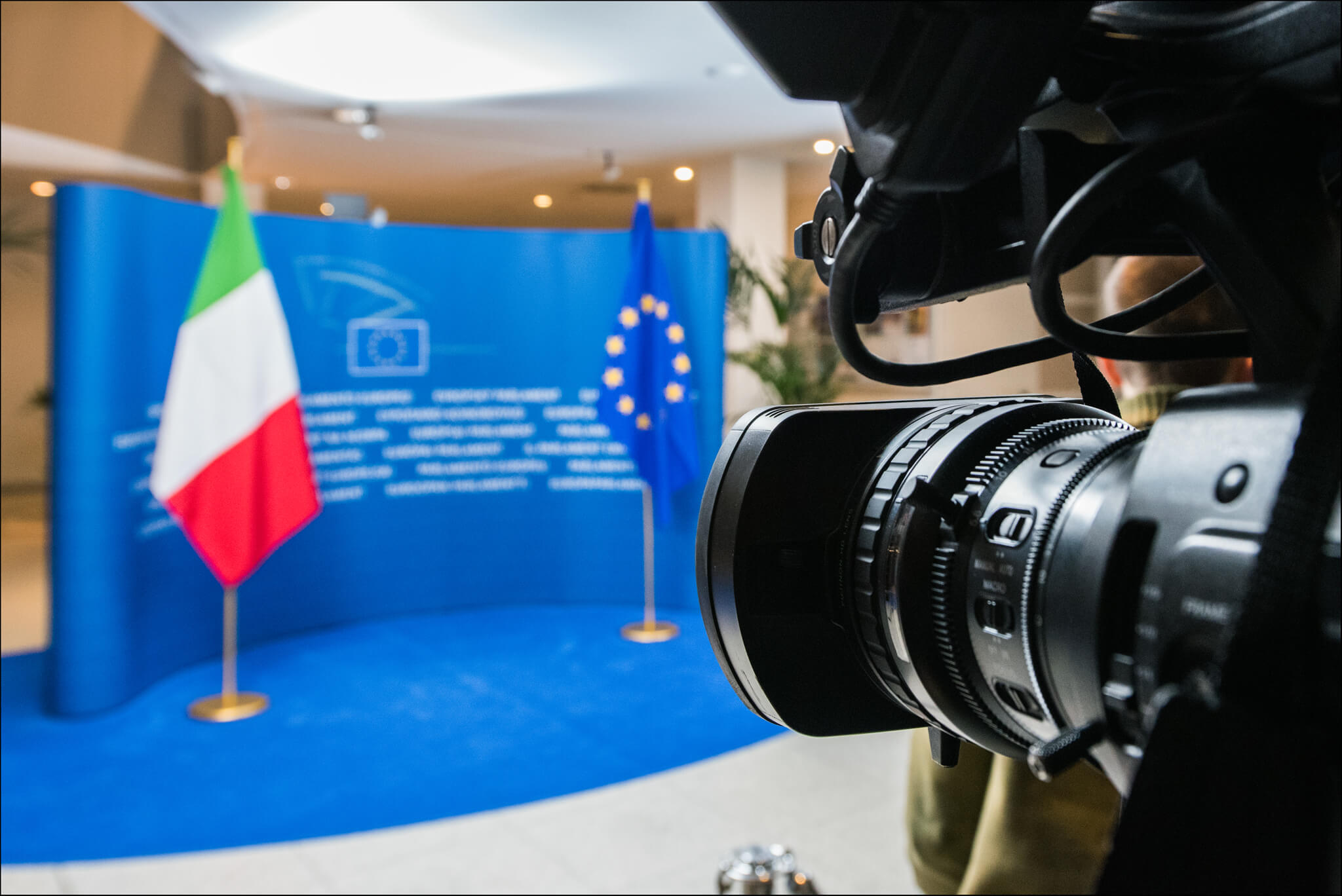 De Italiaanse en Europese vlag in het Europees Parlement © European Parliament / Flickr