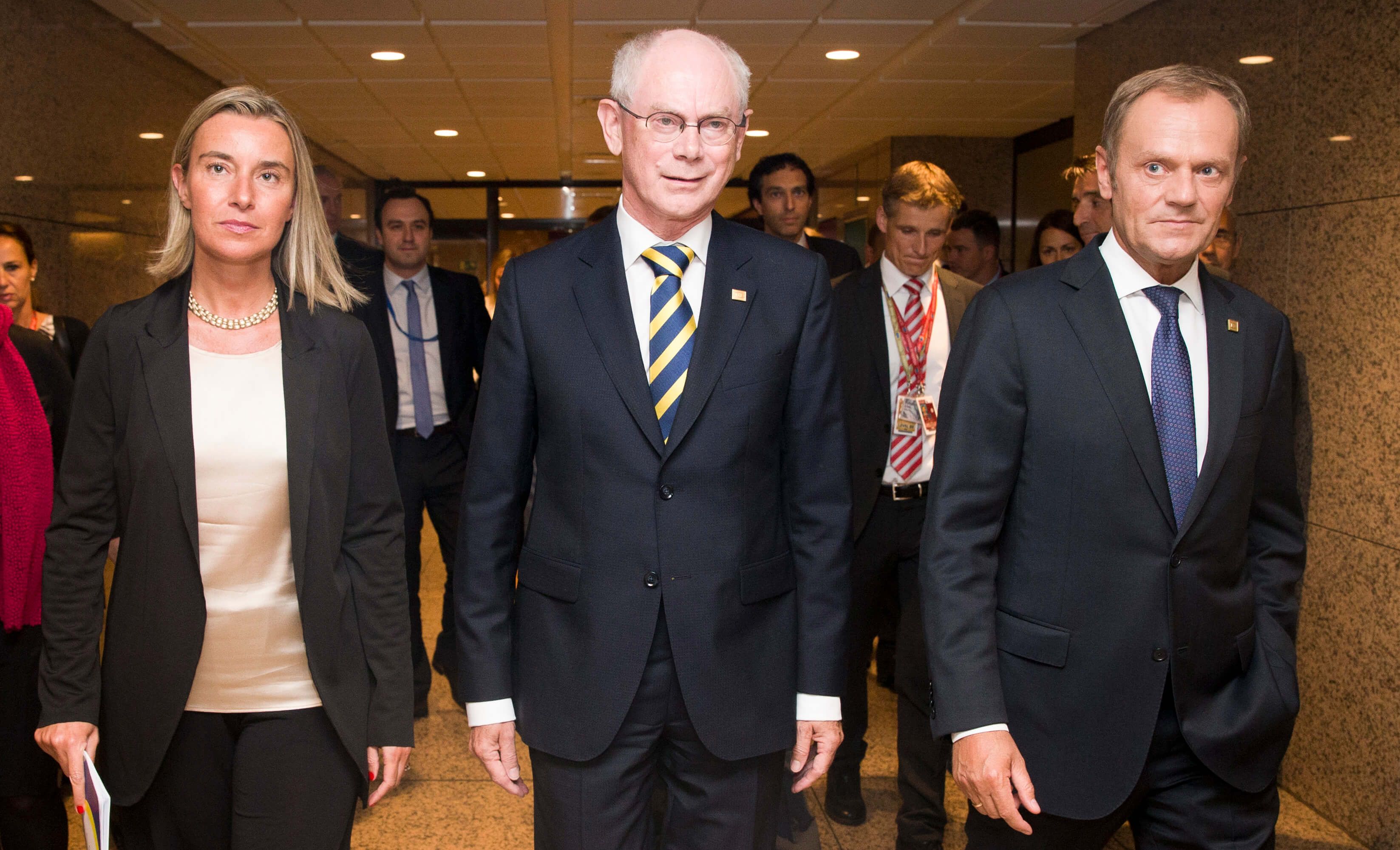 Criekemans-Frederica Mogherini, Herman van Rompuy en Donald Tusk onderweg naar een persconferentie van de Europese Raad, 2014. © European External Action Service - Flickr