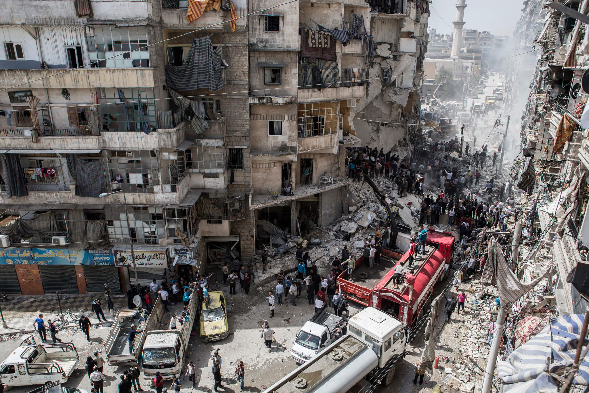 Een door Syrische straaljagers gebombardeerde wijk in Aleppo, april 2013.