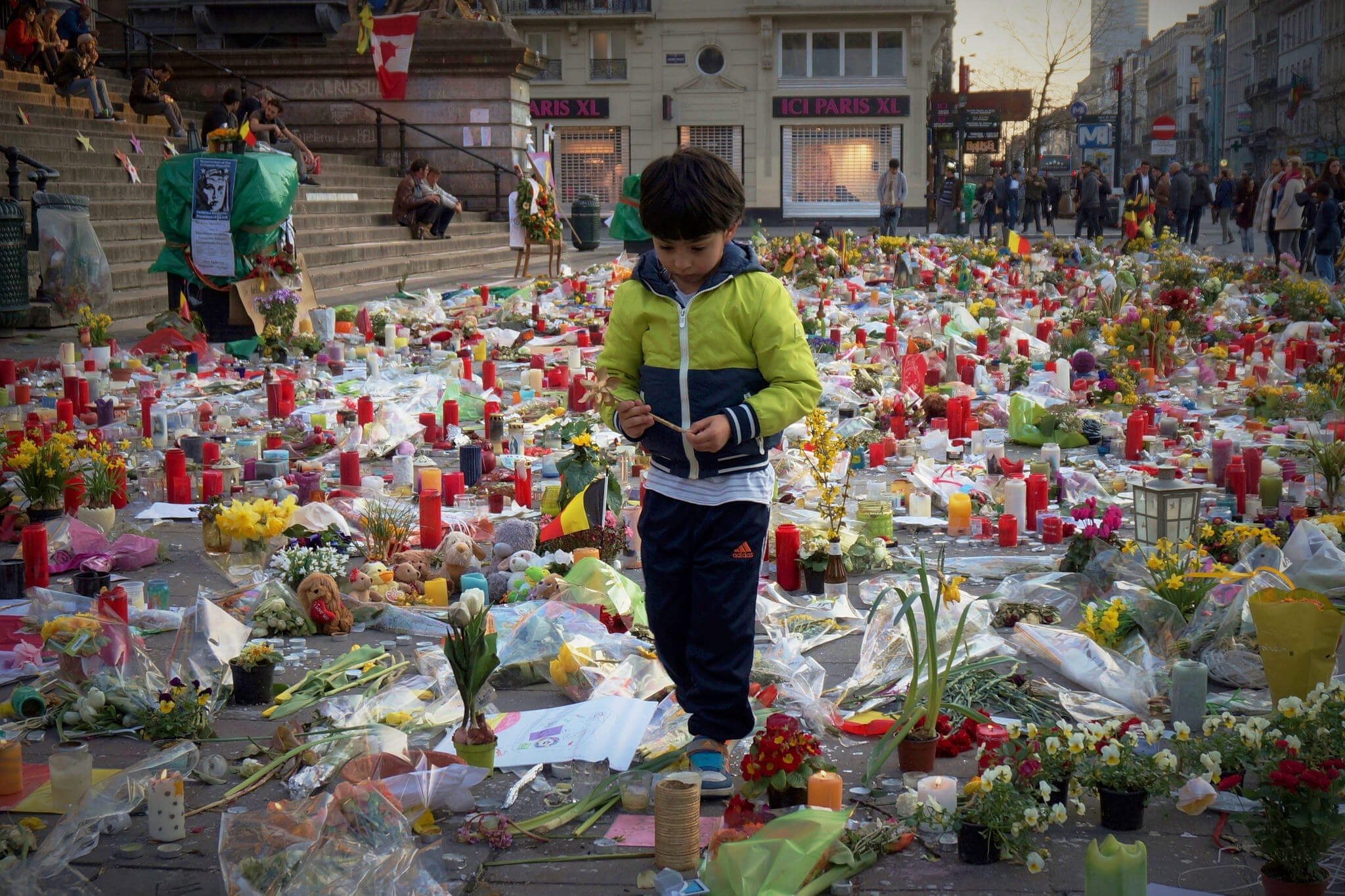 Een jongen in Brussel vlak na de aanslag op Zaventem in maart 2016 © Ronan Shenhav / Flickr