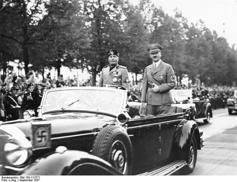 Cuperus - Benito Mussolini bezoekt Adolf Hitler in Berlijn in 1937. Wikimediacommons