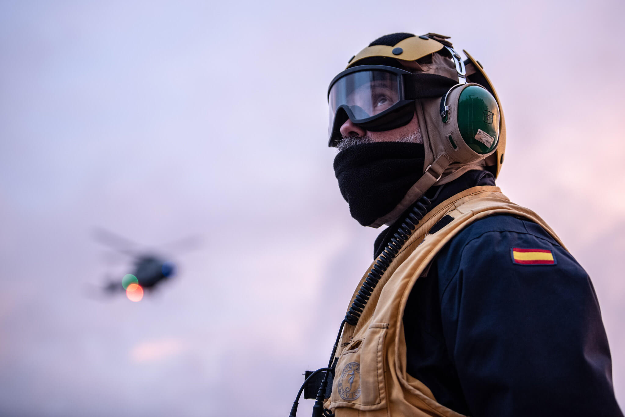 Cuperus - Een Spaanse marinier wacht op een Nederlandse helikopter tijdens een NAVO-oefening in 2018. NATO 