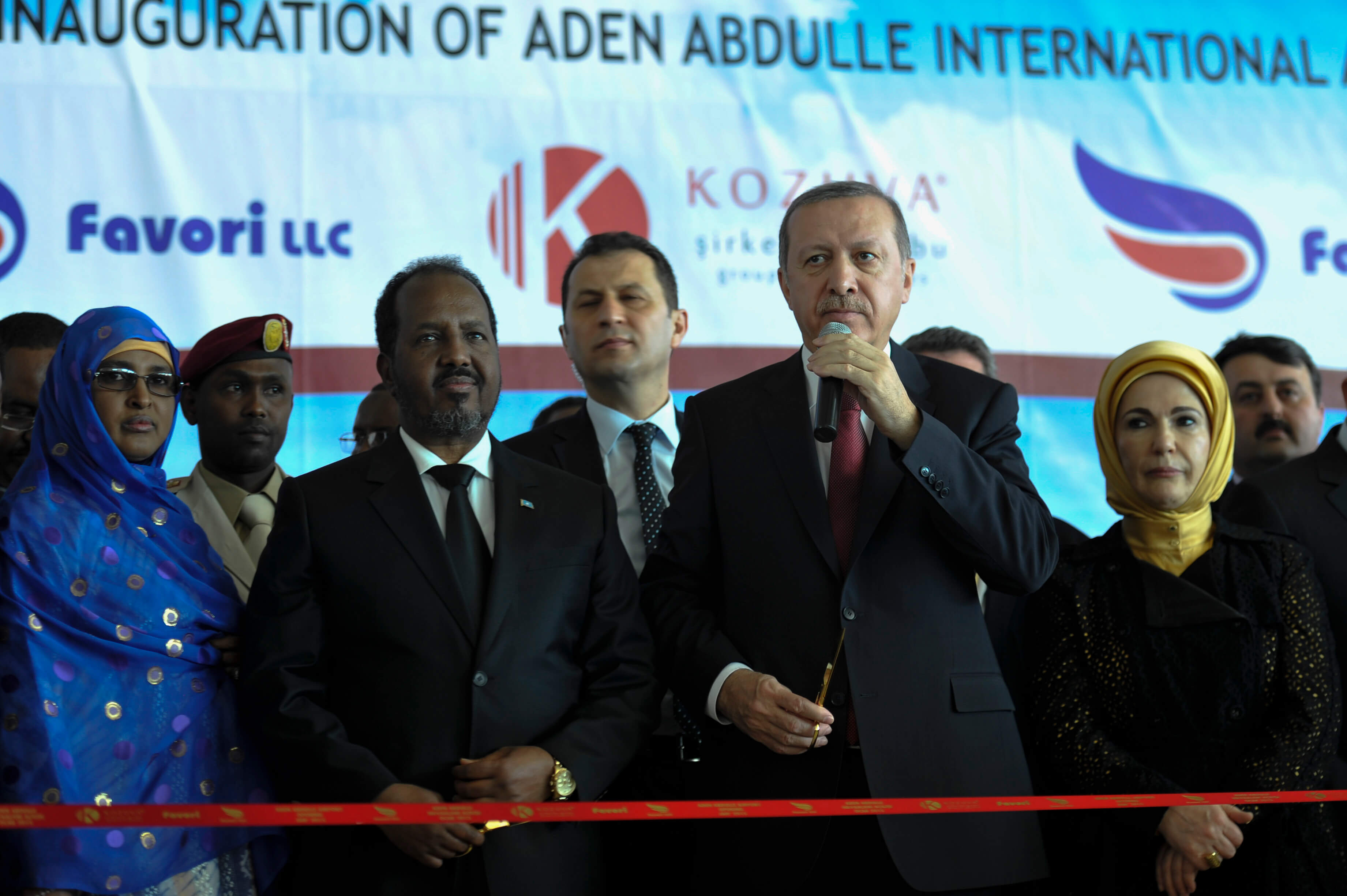 DeCordier-De Turkse president Erdogan opent in 2015 samen met zijn Somalische ambtsgenoot Hassan Sheikh Mohamud een nieuw terminal van Aden Abdulle International Airport in Mogadishu. Wikicommons