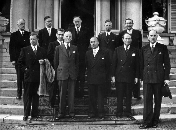 De nieuw beëdigde ministers van het tweede kabinet-Drees in 1952 op het bordes van Paleis Soestdijk. Wim Beyen staat op de voorgrond als tweede van rechts. Wikimediacommons