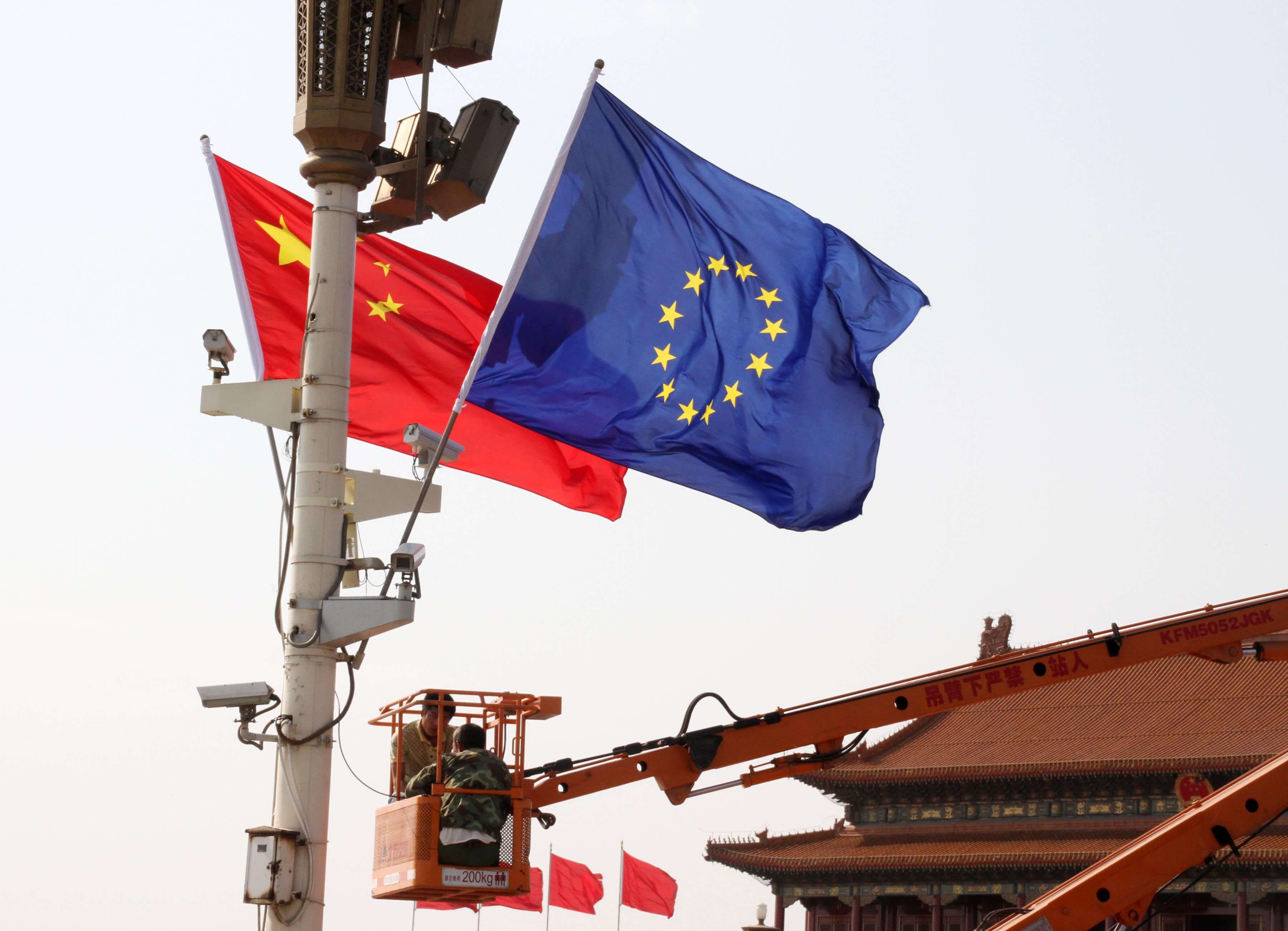 Dams - The Chinese National Flag and the Flag of Europe flutter on a lamppost above CCTV cameras on Tiananmen Square in Beijing, China, 16 May 2011. Reuters